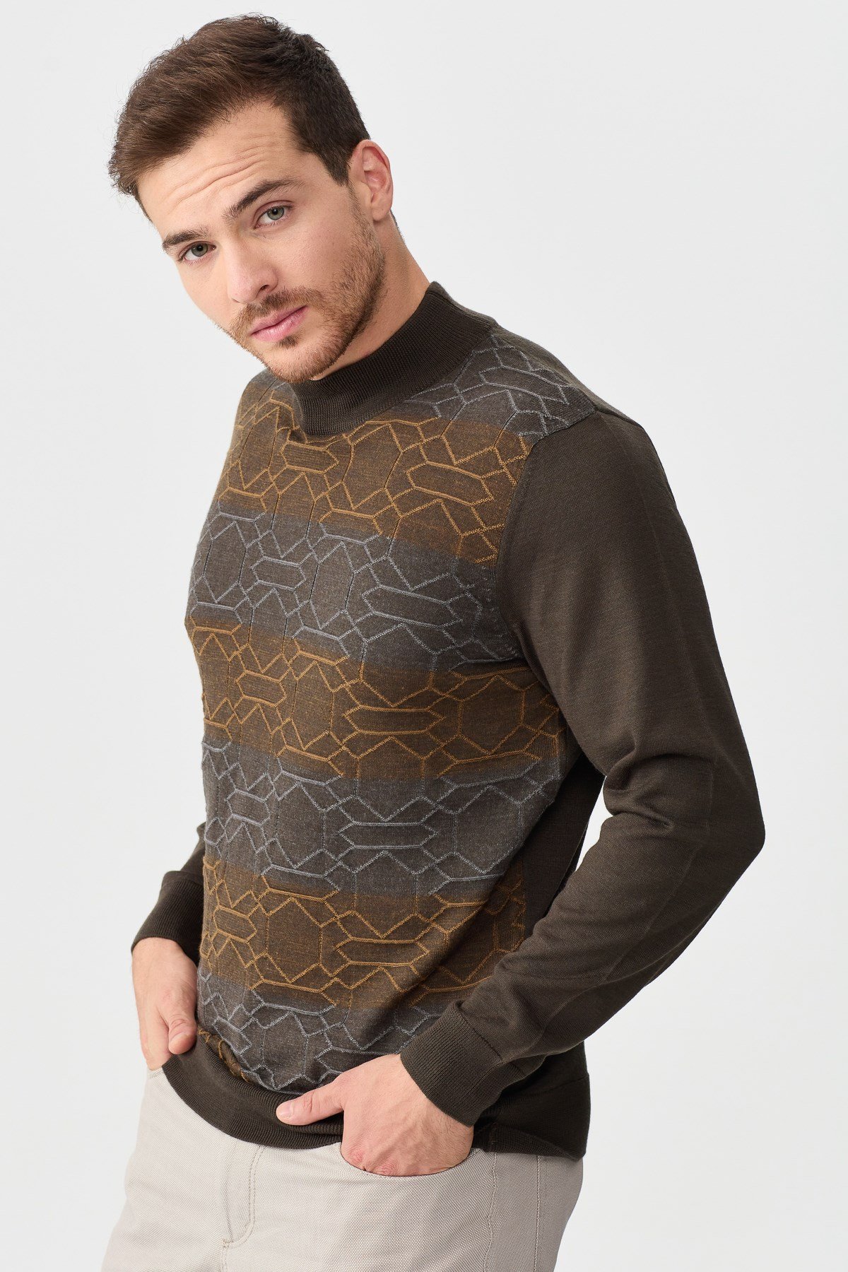 22612Erkek Yarım Balıkçı Yaka Önü Desenli Kazak D.Kahve