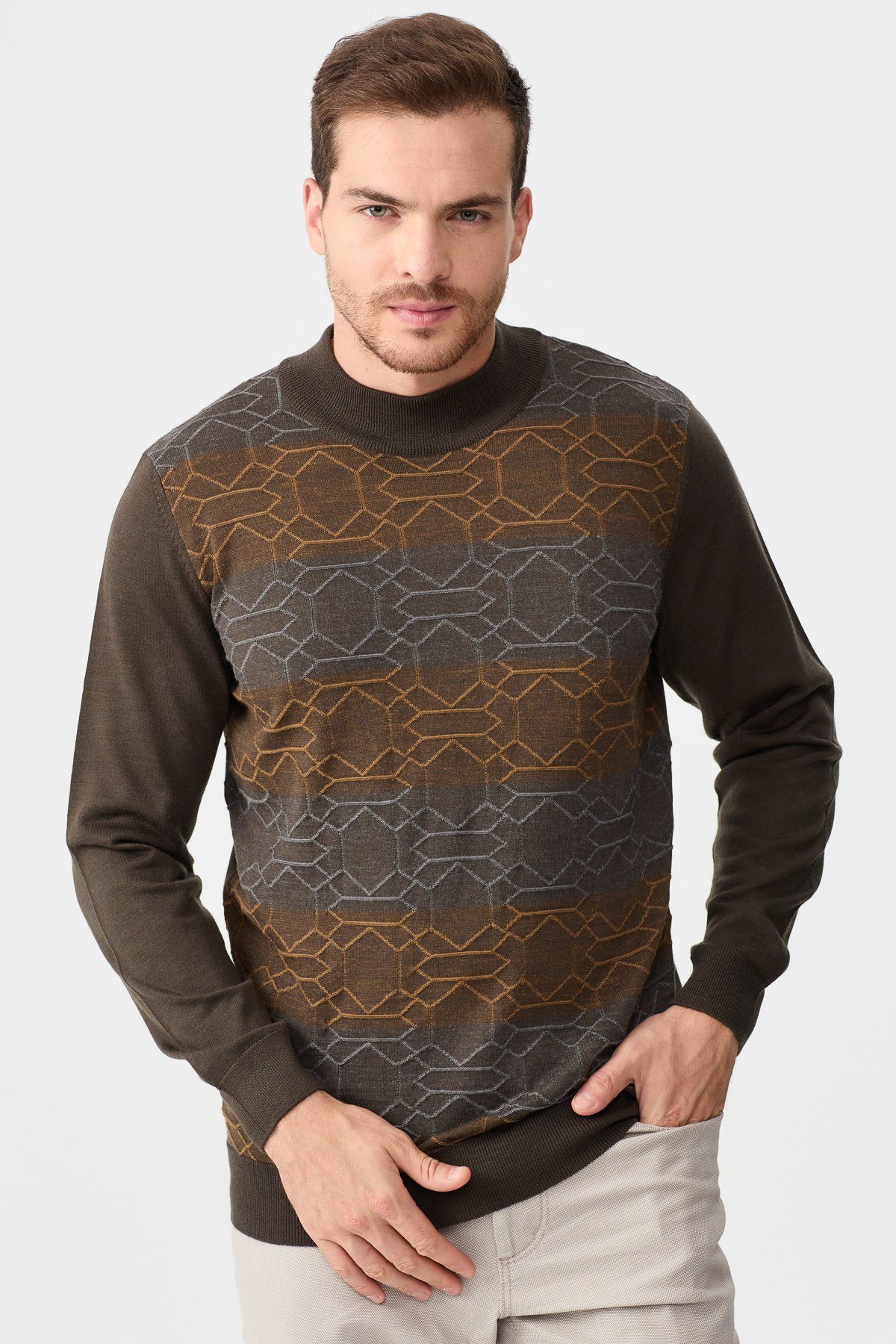 22612Erkek Yarım Balıkçı Yaka Önü Desenli Kazak D.Kahve