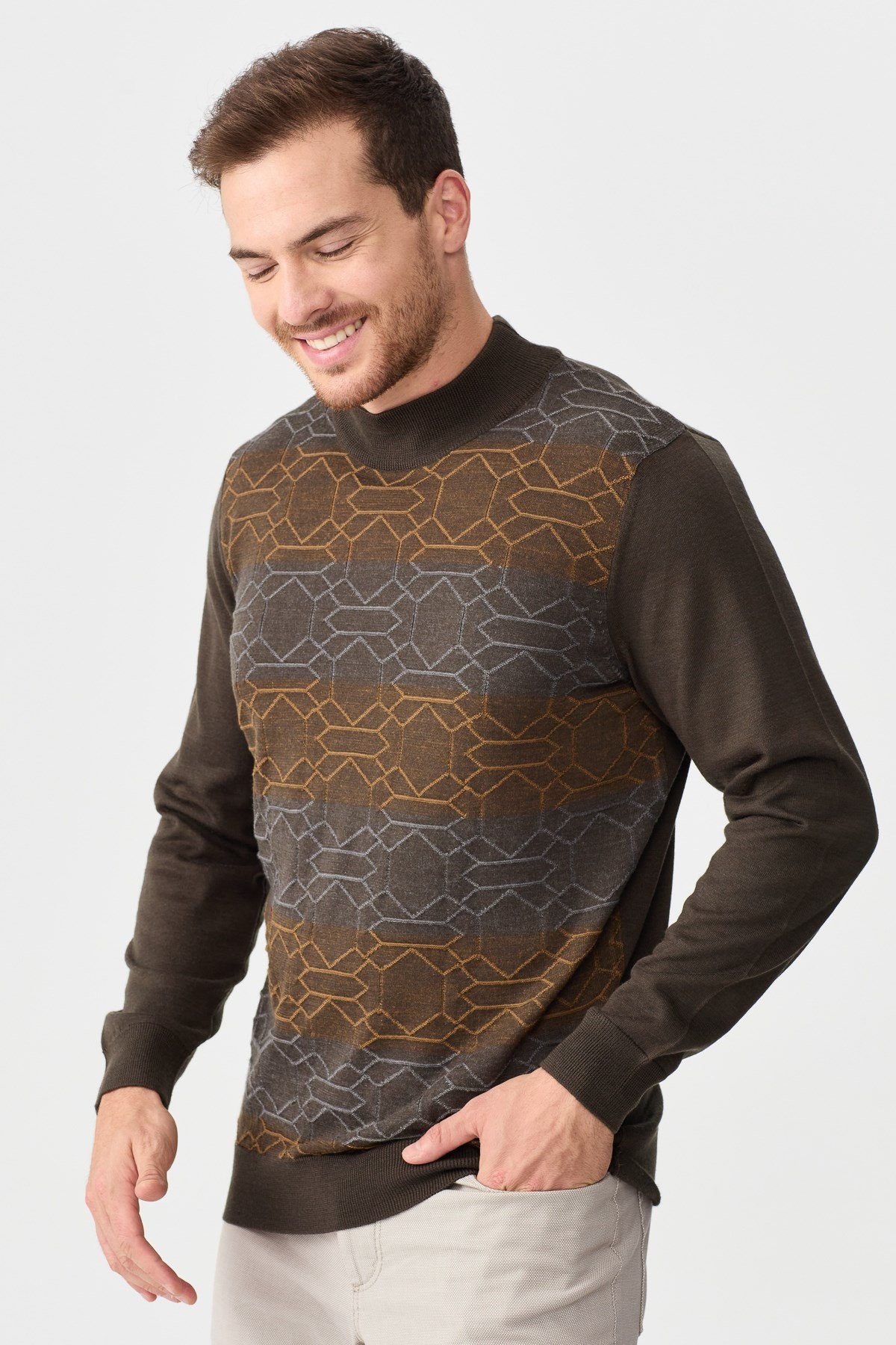 22612Erkek Yarım Balıkçı Yaka Önü Desenli Kazak D.Kahve