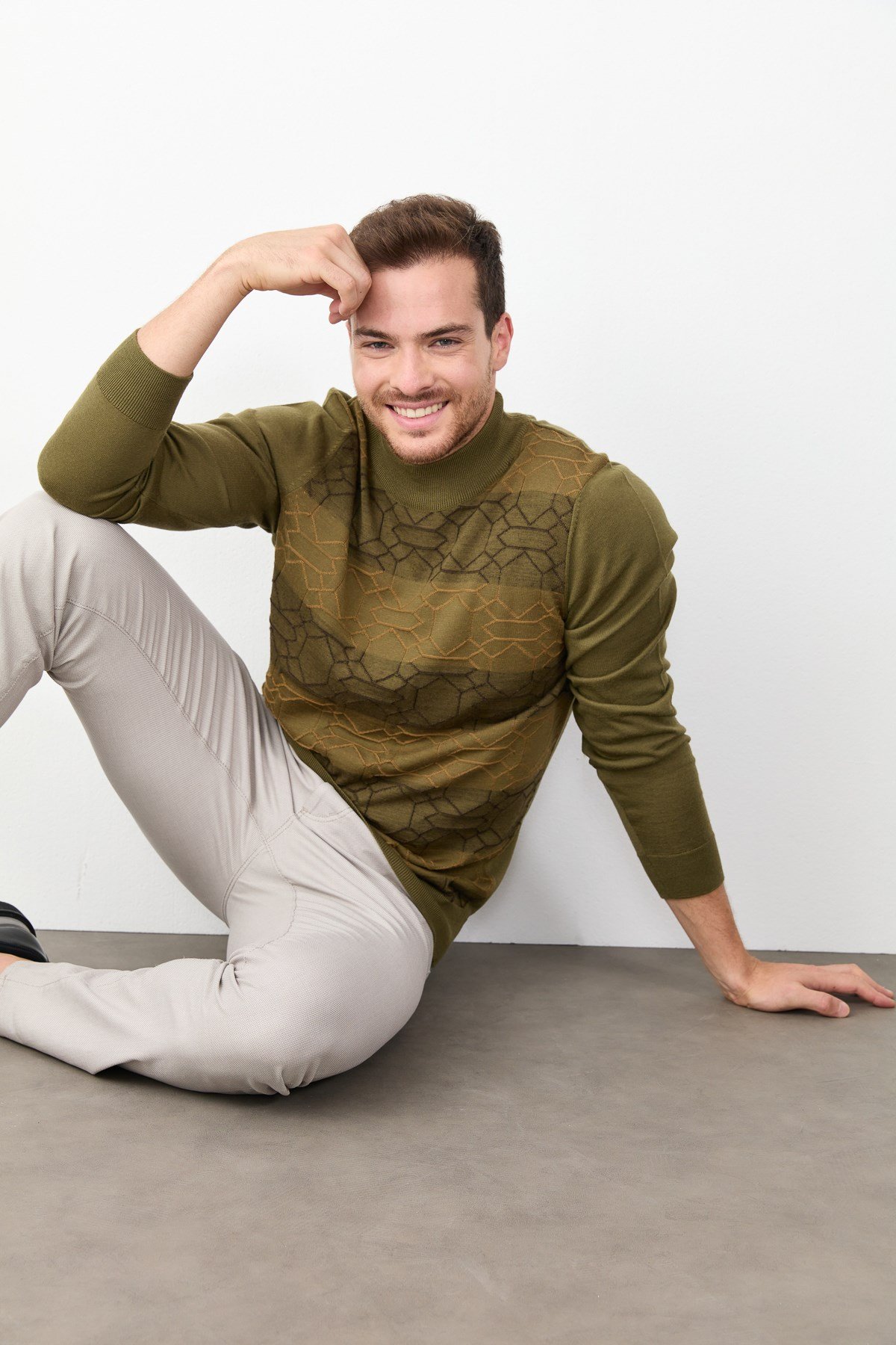 22612Erkek Yarım Balıkçı Yaka Önü Desenli Kazak A.Haki