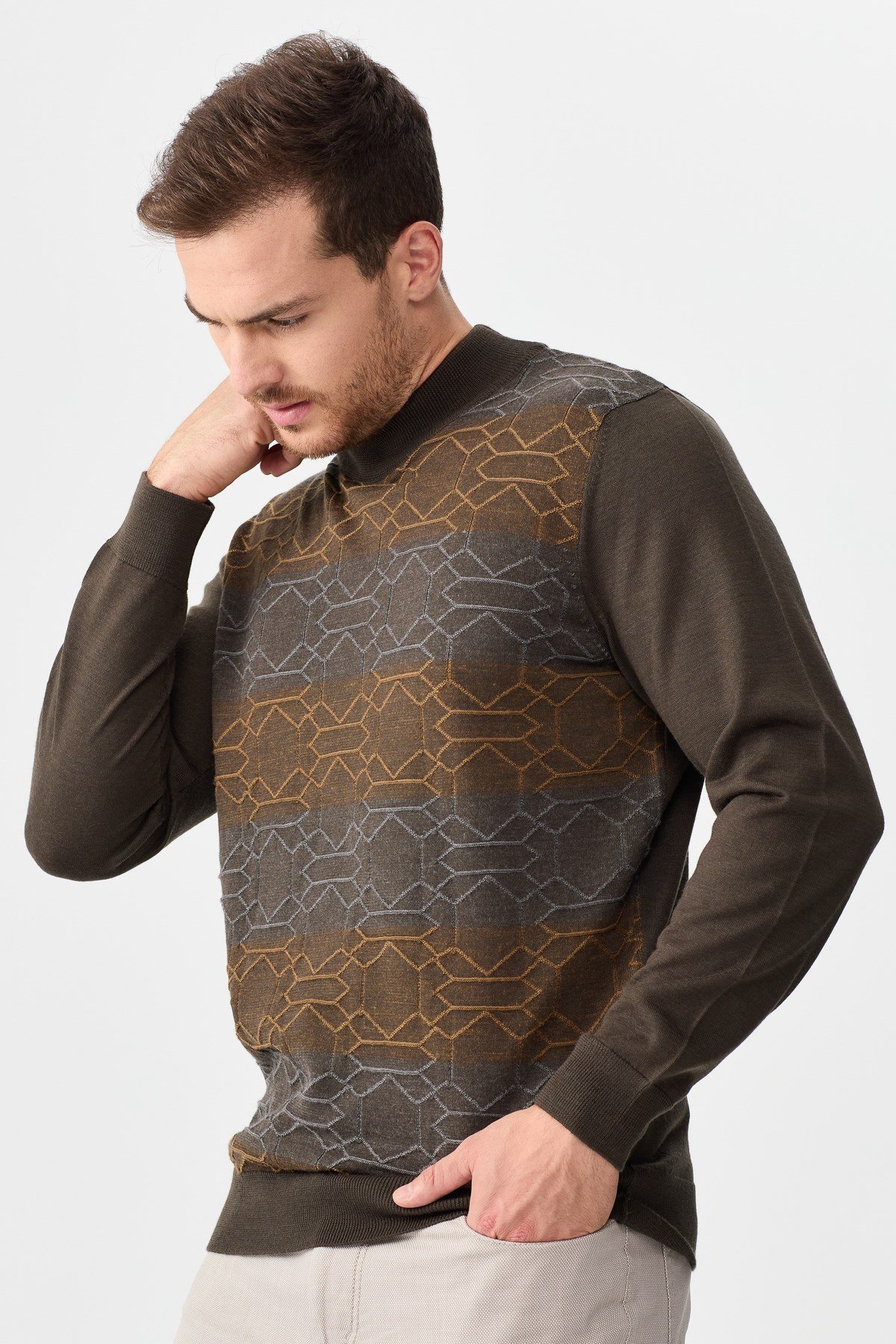 22612Erkek Yarım Balıkçı Yaka Önü Desenli Kazak D.Kahve