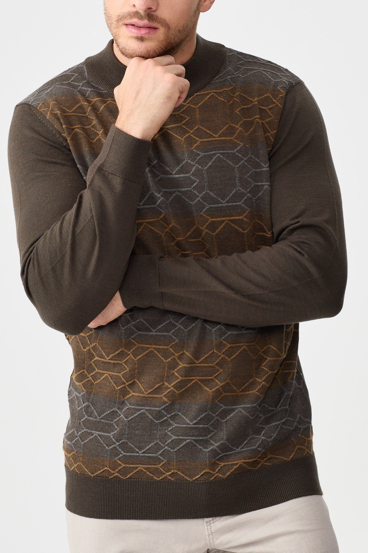 22612Erkek Yarım Balıkçı Yaka Önü Desenli Kazak D.Kahve