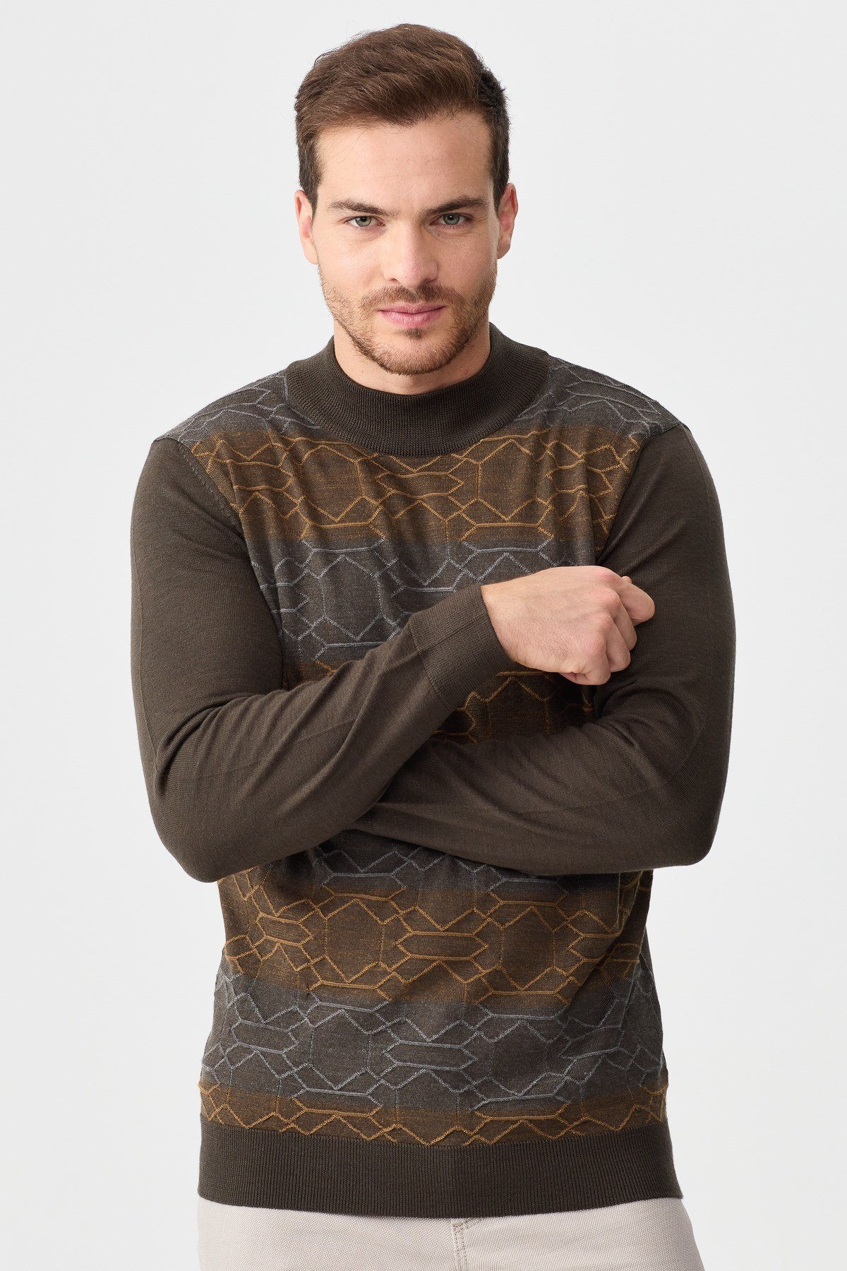 22612Erkek Yarım Balıkçı Yaka Önü Desenli Kazak D.Kahve