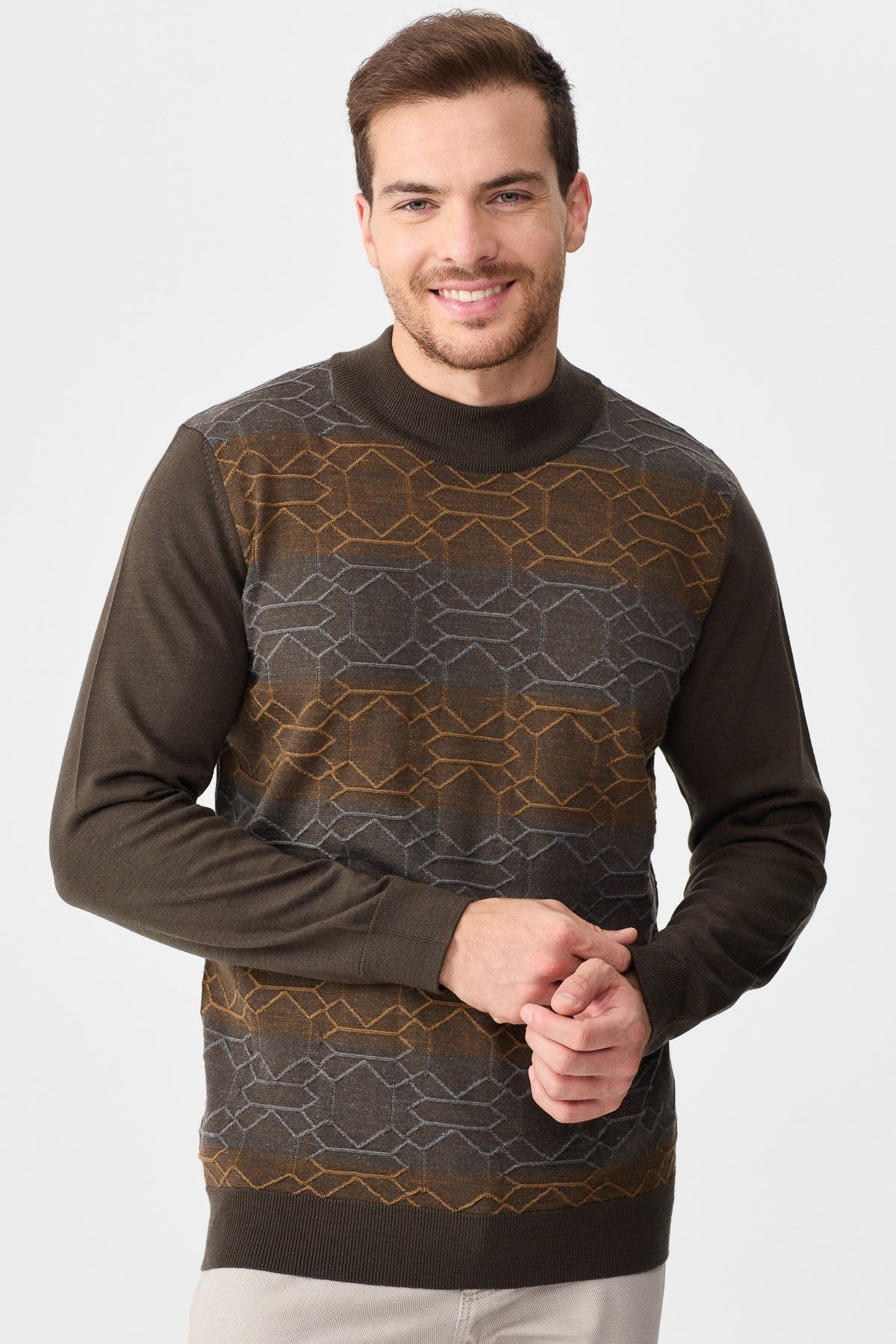 22612Erkek Yarım Balıkçı Yaka Önü Desenli Kazak D.Kahve