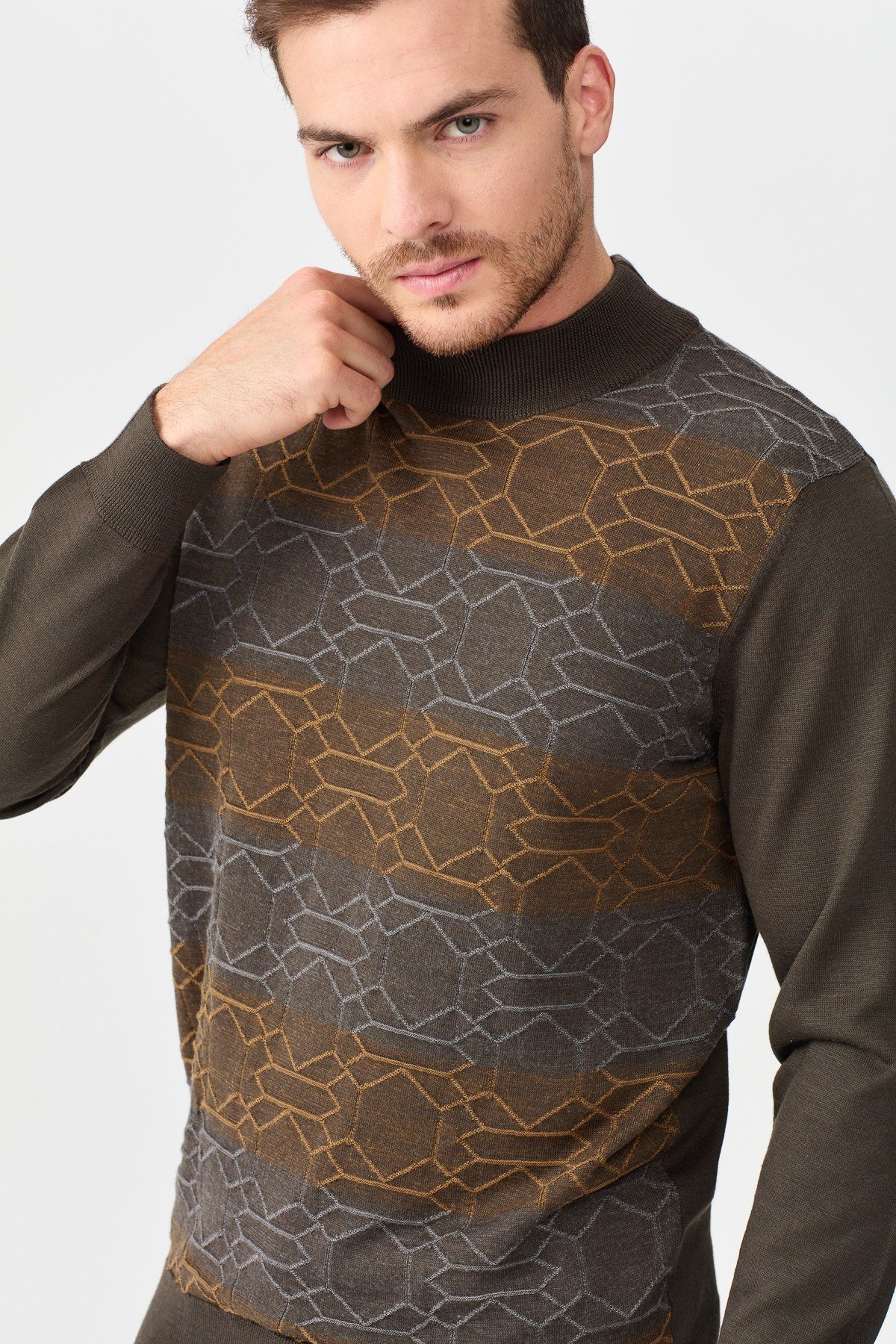 22612Erkek Yarım Balıkçı Yaka Önü Desenli Kazak D.Kahve