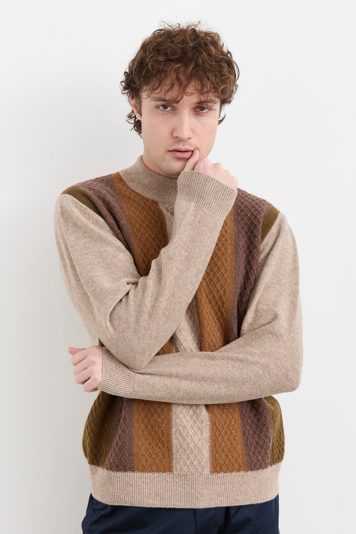 23506Erkek Yarım Balıkçı Yaka Önü Renkli Yün Kazak K.Bej