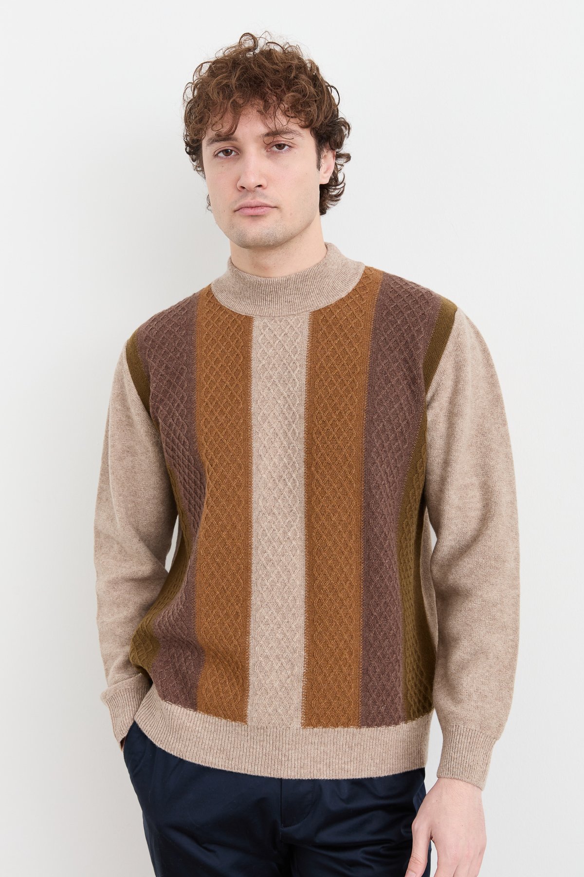 23506Erkek Yarım Balıkçı Yaka Önü Renkli Yün Kazak K.Bej