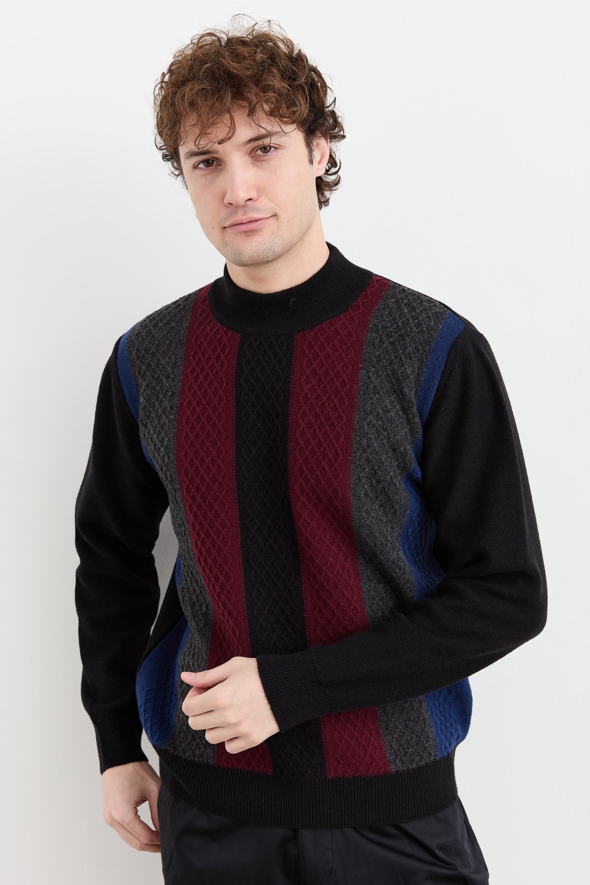 23506Erkek Yarım Balıkçı Yaka Önü Renkli Yün Kazak Siyah