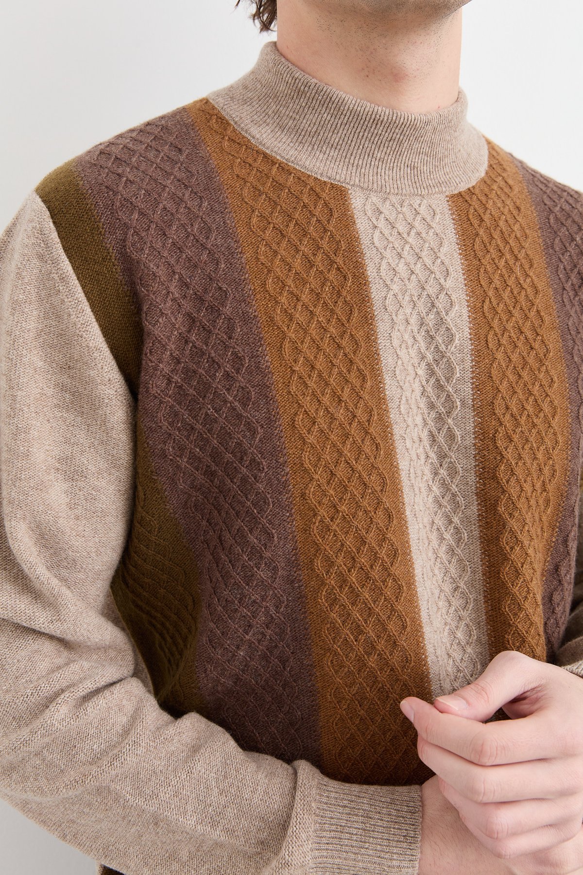 23506Erkek Yarım Balıkçı Yaka Önü Renkli Yün Kazak K.Bej