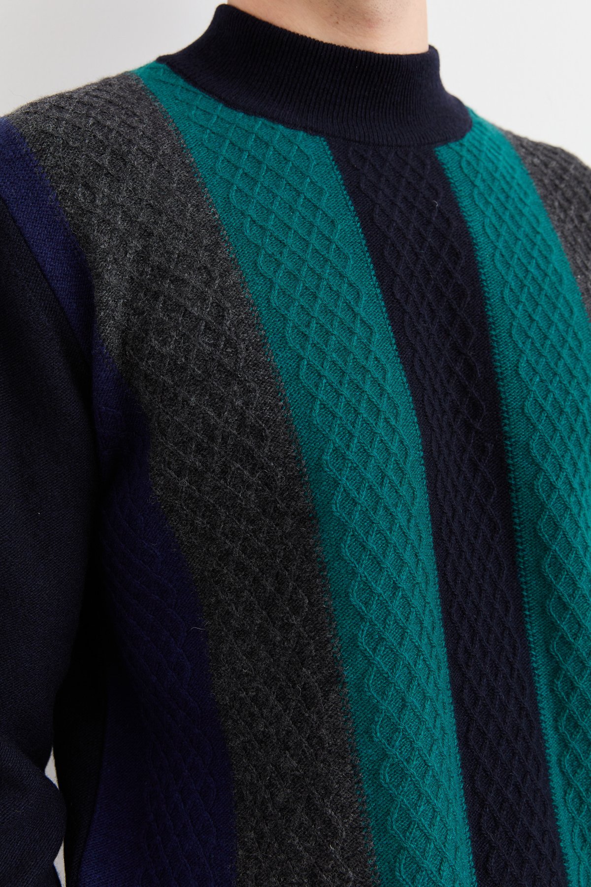 23506Erkek Yarım Balıkçı Yaka Önü Renkli Yün Kazak K.Lacivert