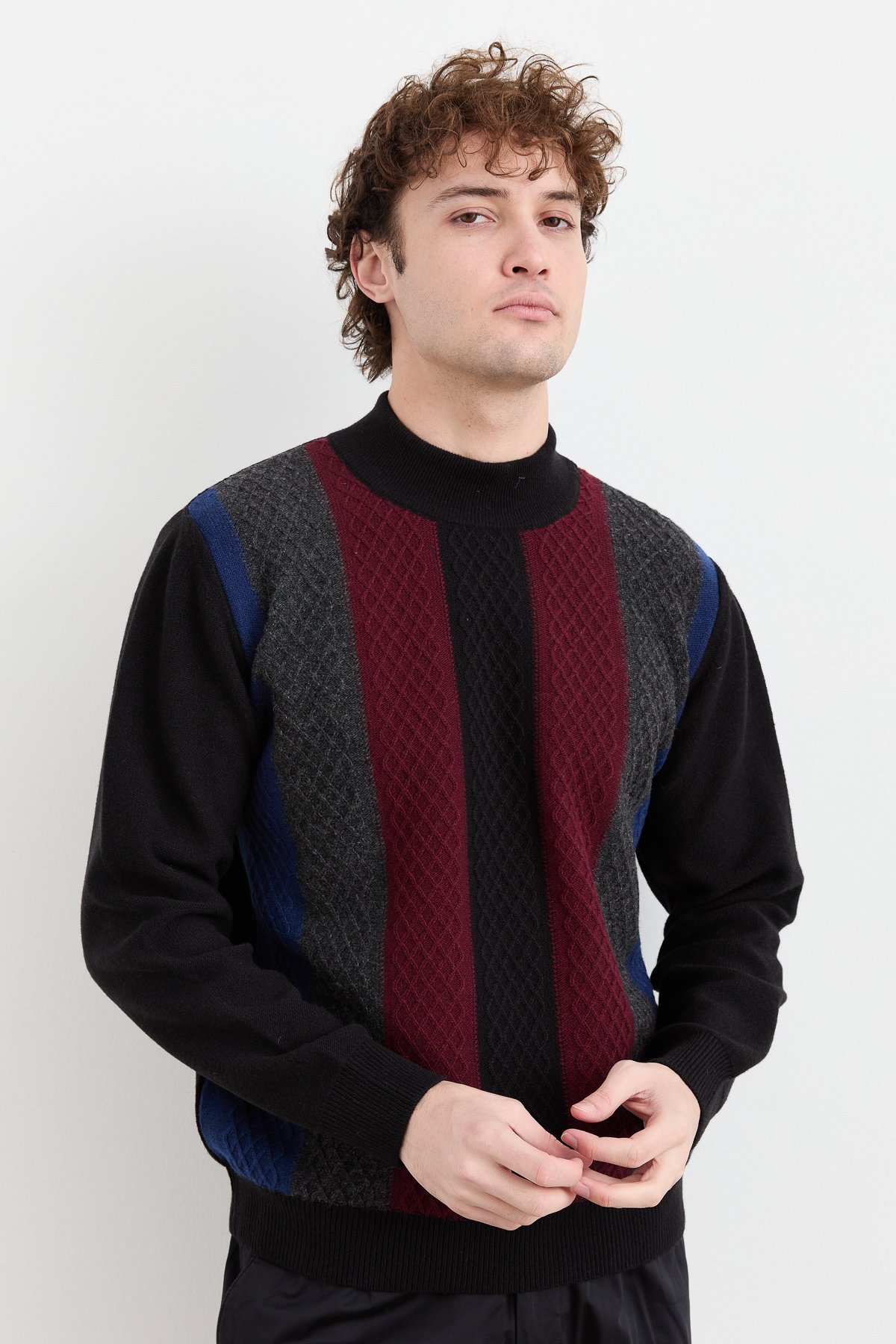 23506Erkek Yarım Balıkçı Yaka Önü Renkli Yün Kazak Siyah