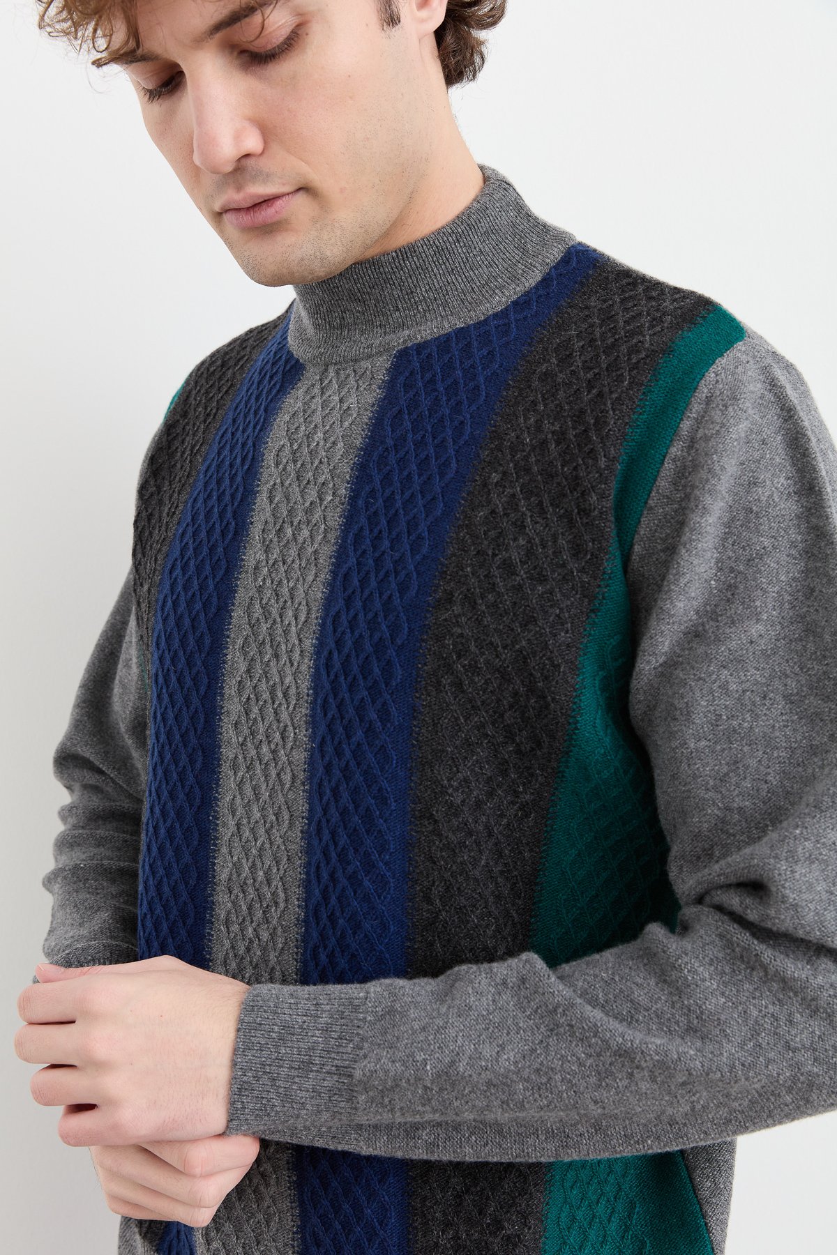 23506Erkek Yarım Balıkçı Yaka Önü Renkli Yün Kazak Füme