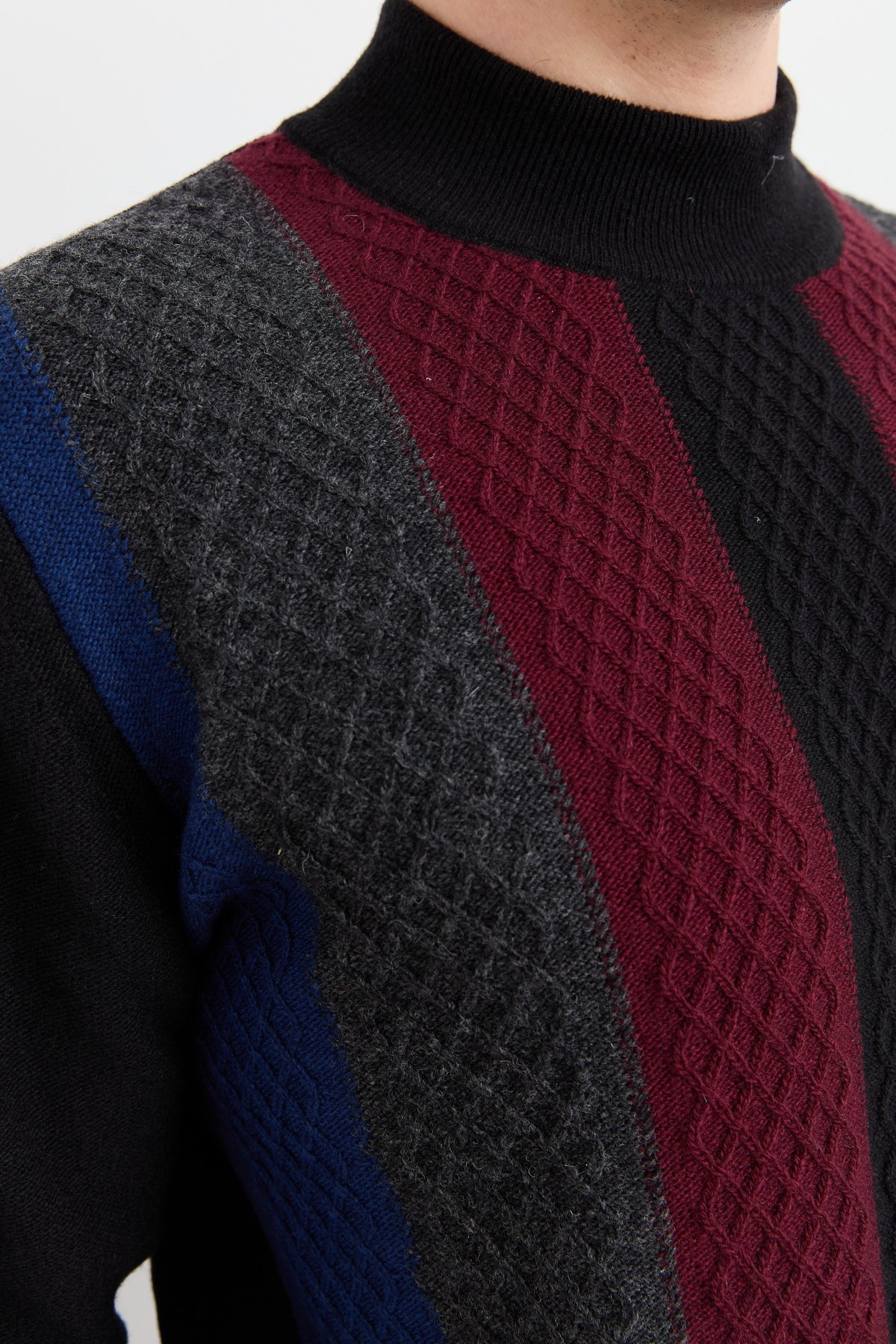 23506Erkek Yarım Balıkçı Yaka Önü Renkli Yün Kazak Siyah