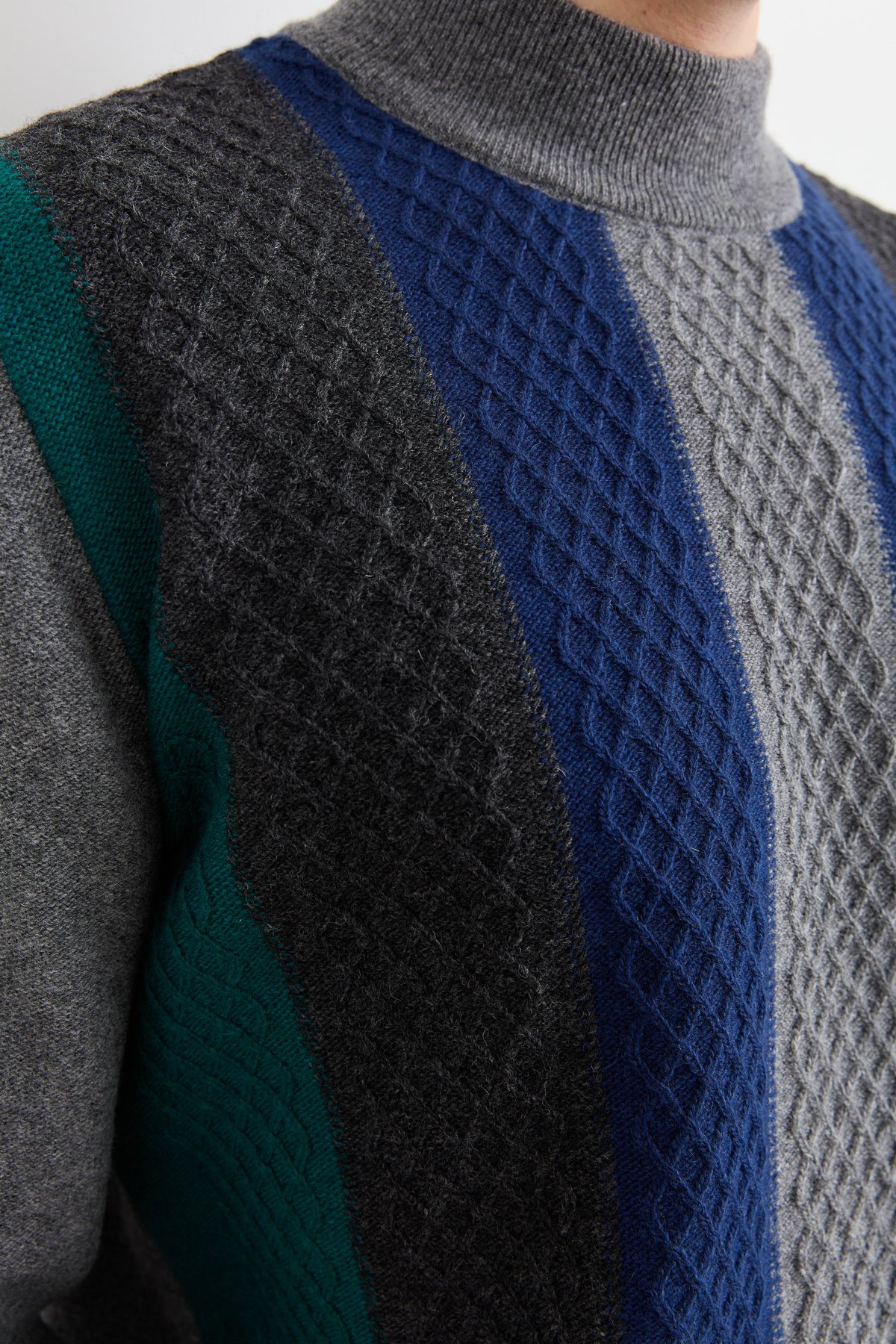 23506Erkek Yarım Balıkçı Yaka Önü Renkli Yün Kazak Füme