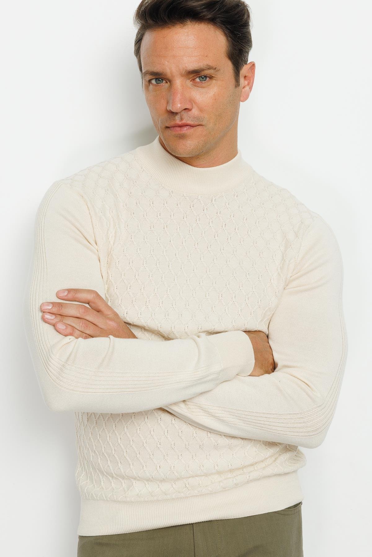 22525Erkek Yarım Balıkçı Yaka Petek Desenli Kazak Kemik