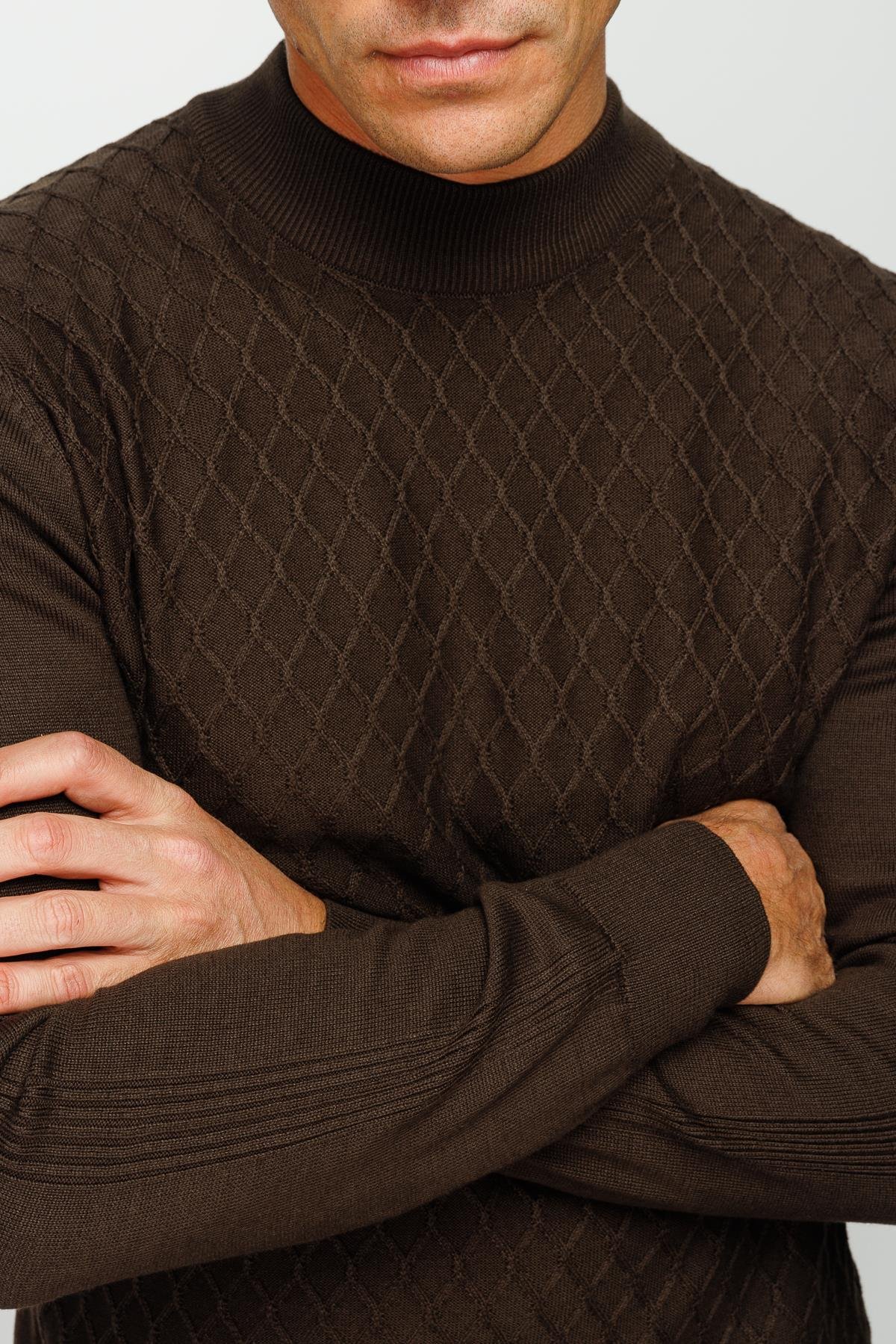 22525Erkek Yarım Balıkçı Yaka Petek Desenli Kazak Kahve