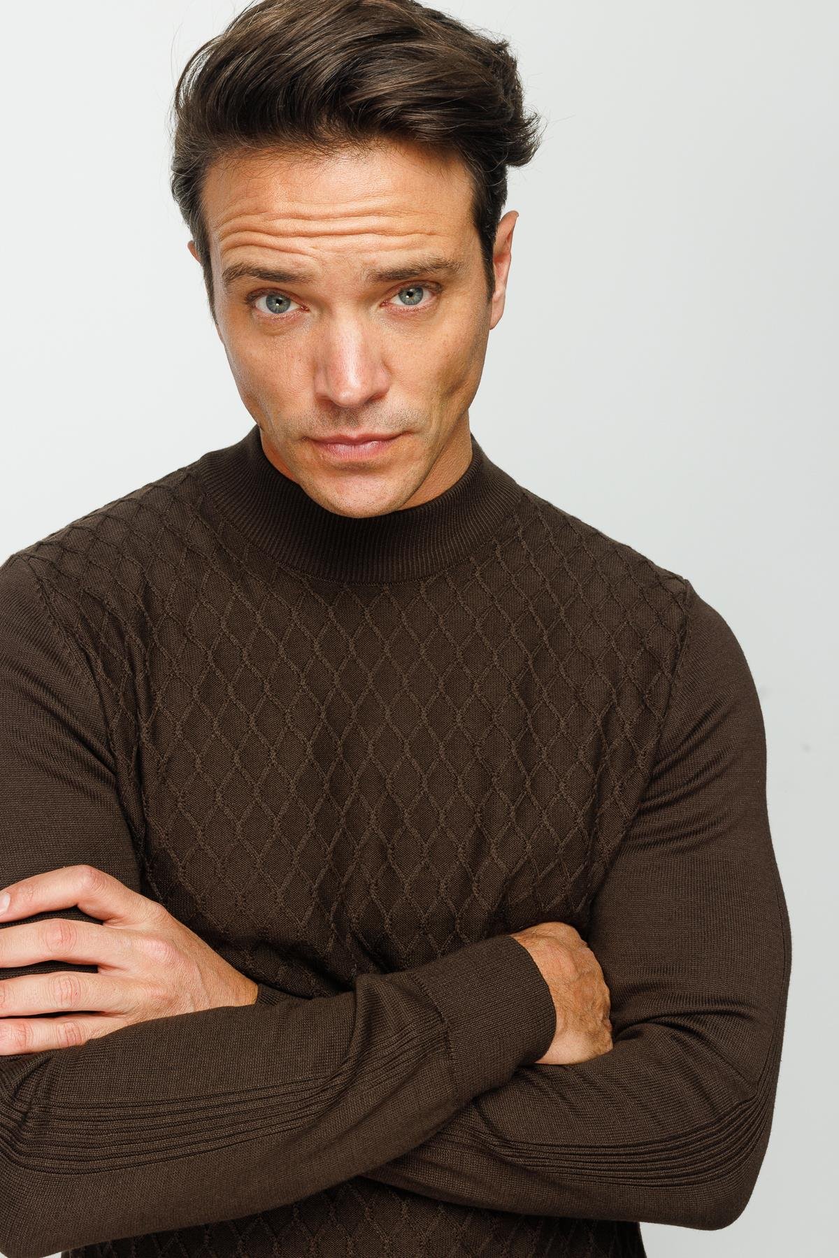 22525Erkek Yarım Balıkçı Yaka Petek Desenli Kazak Kahve