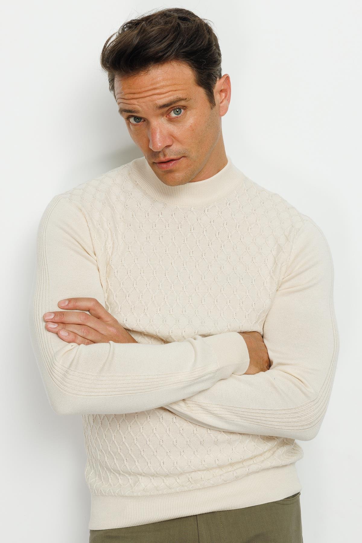 22525Erkek Yarım Balıkçı Yaka Petek Desenli Kazak Kemik