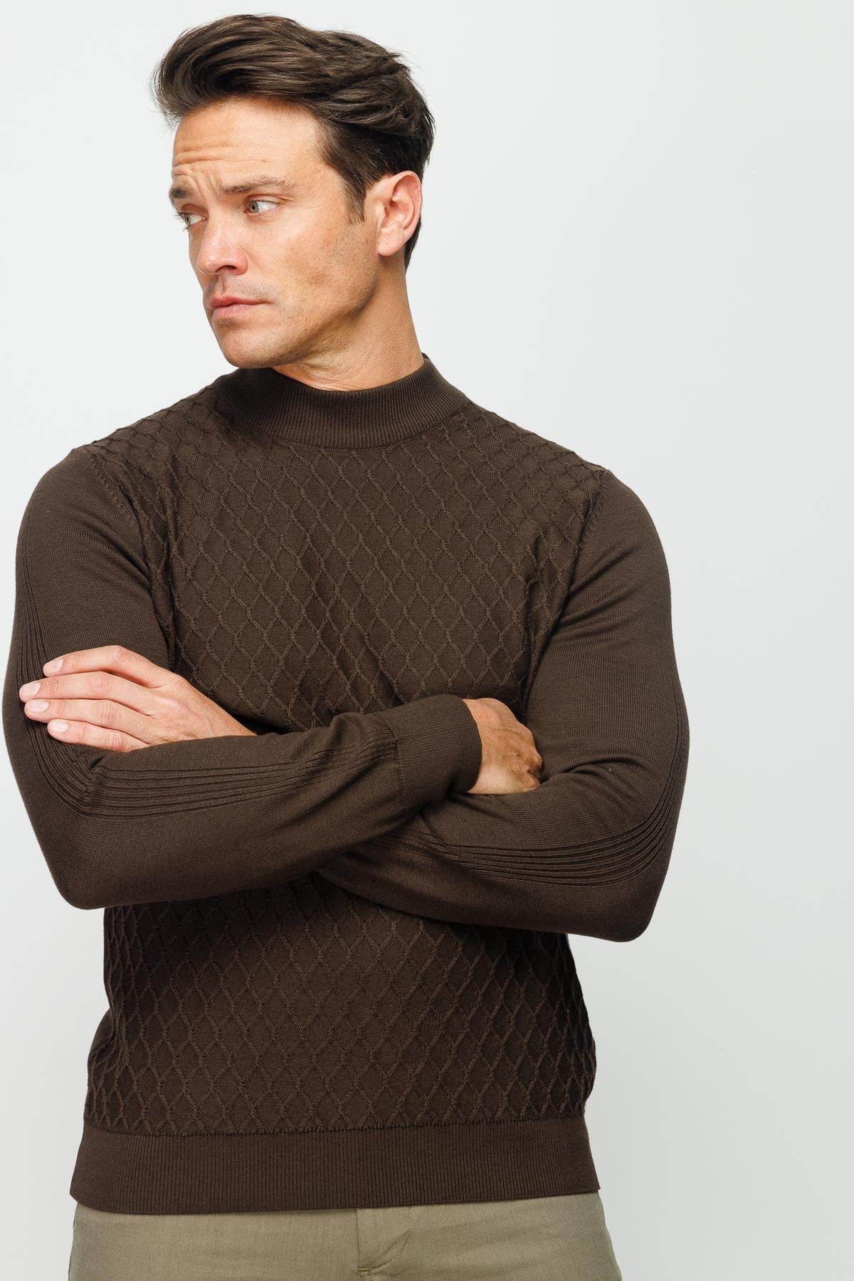 22525Erkek Yarım Balıkçı Yaka Petek Desenli Kazak Kahve