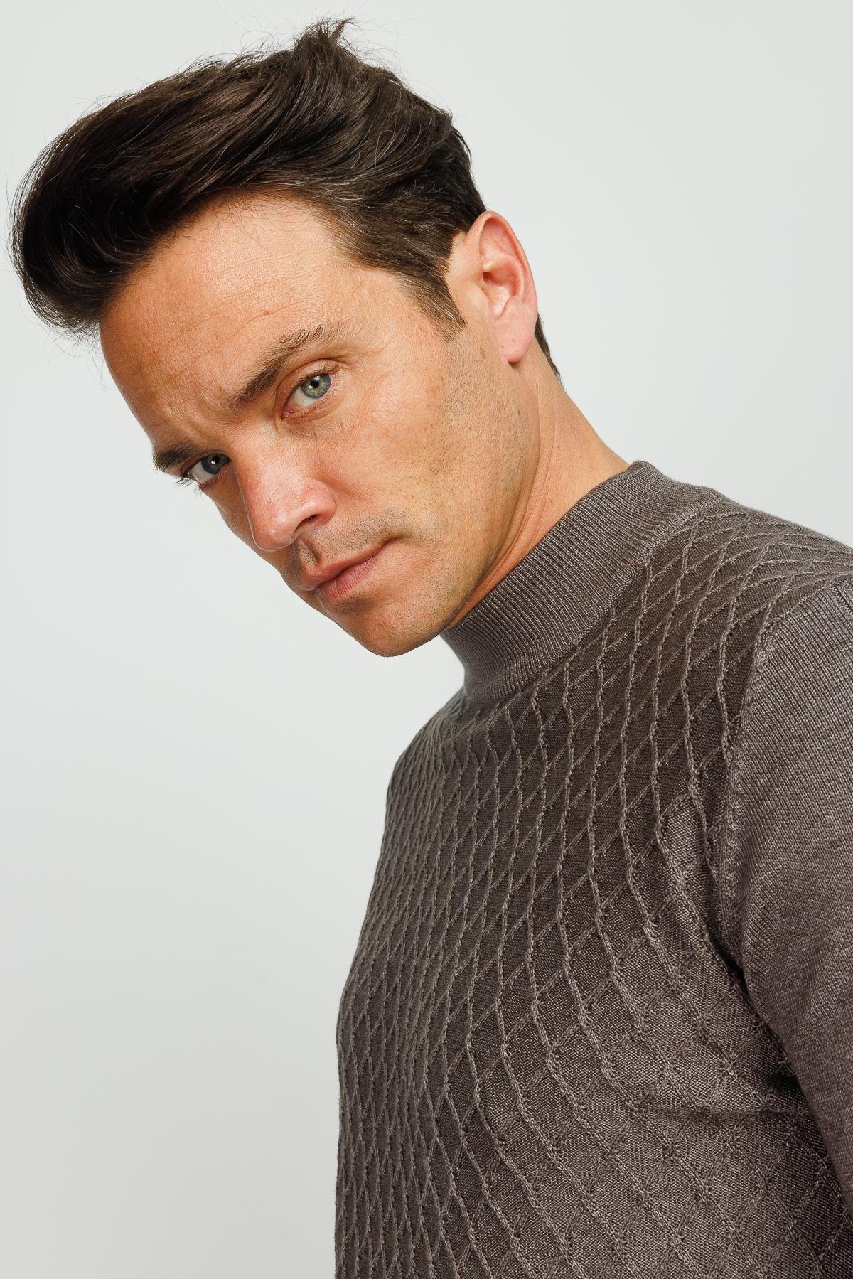 22525Erkek Yarım Balıkçı Yaka Petek Desenli Kazak A.Kahve