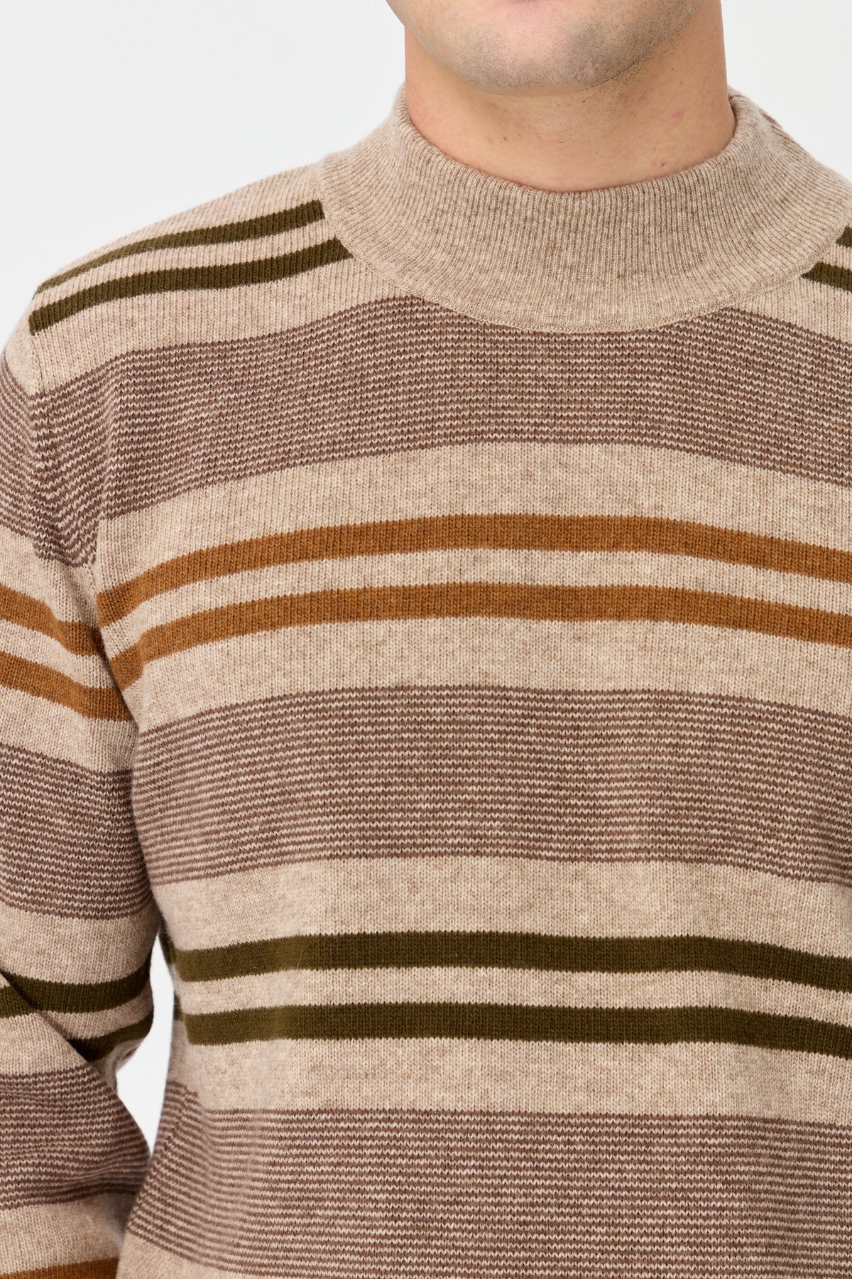23501Erkek Yarım Balıkçı Yaka Renkli Çizgili Yün Kazak K.Bej