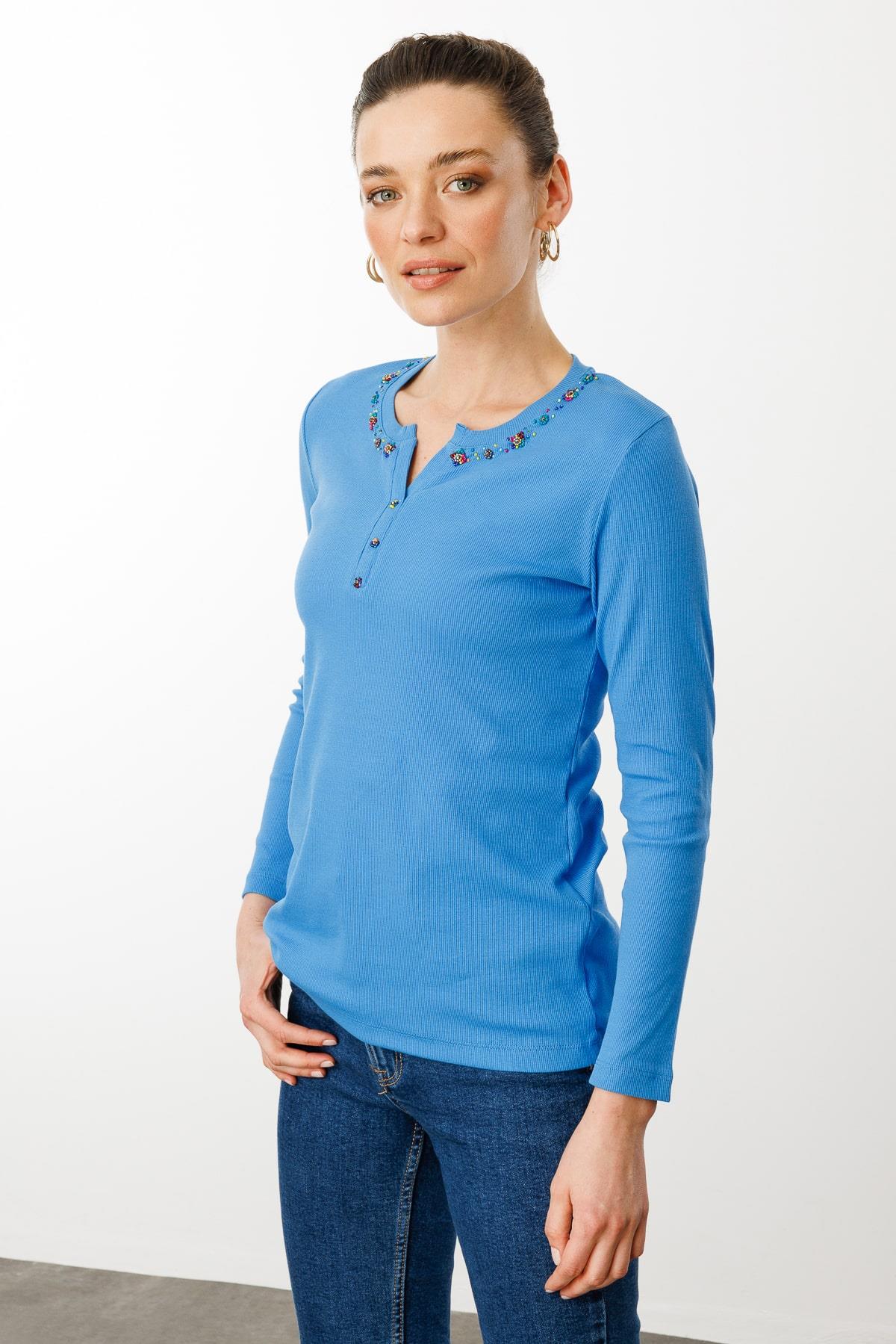 24755Kadın Açma Yaka Boncuk İşlemeli Penye Bluz Mavi
