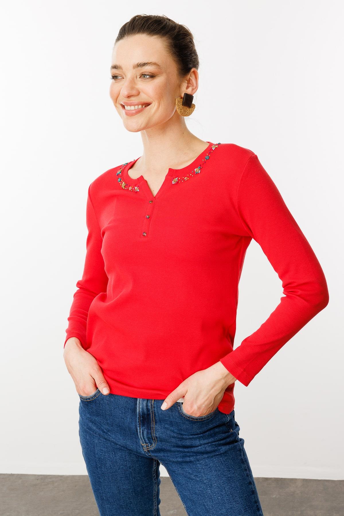 24755Kadın Açma Yaka Boncuk İşlemeli Penye Bluz Kırmızı