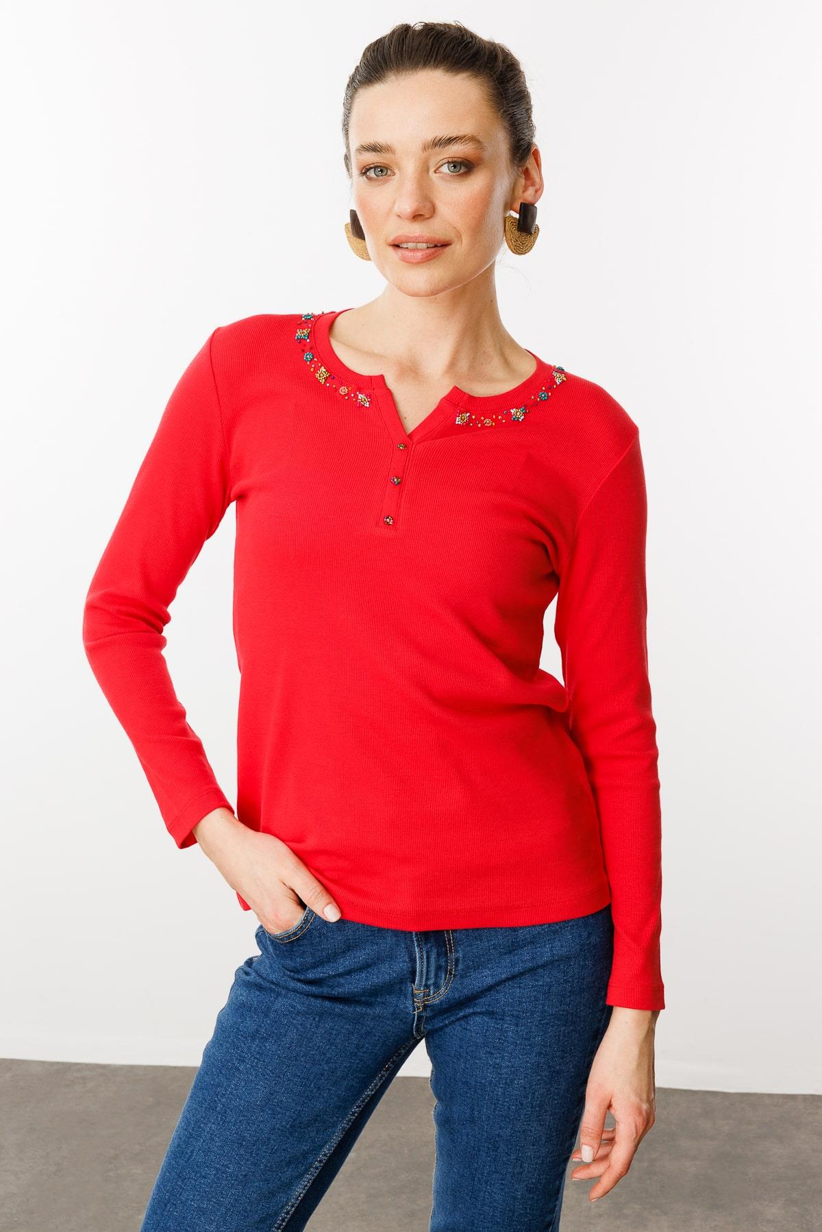 24755Kadın Açma Yaka Boncuk İşlemeli Penye Bluz Kırmızı