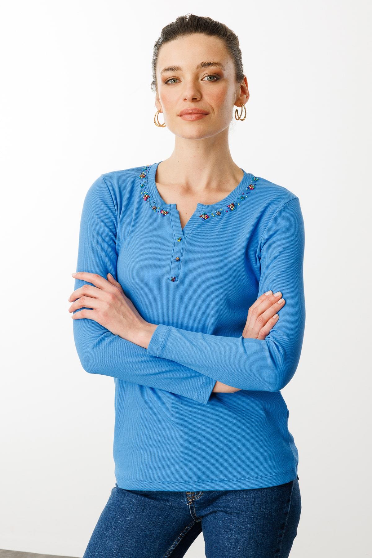 24755Kadın Açma Yaka Boncuk İşlemeli Penye Bluz Mavi
