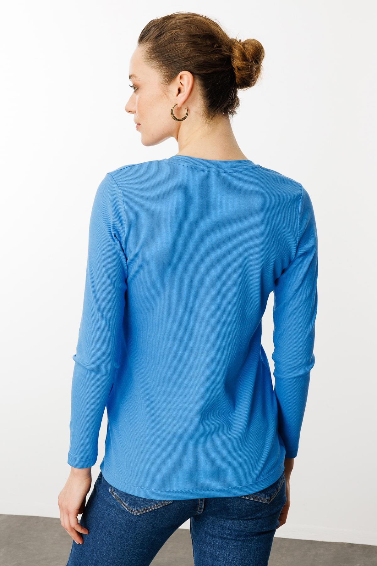 24755Kadın Açma Yaka Boncuk İşlemeli Penye Bluz Mavi