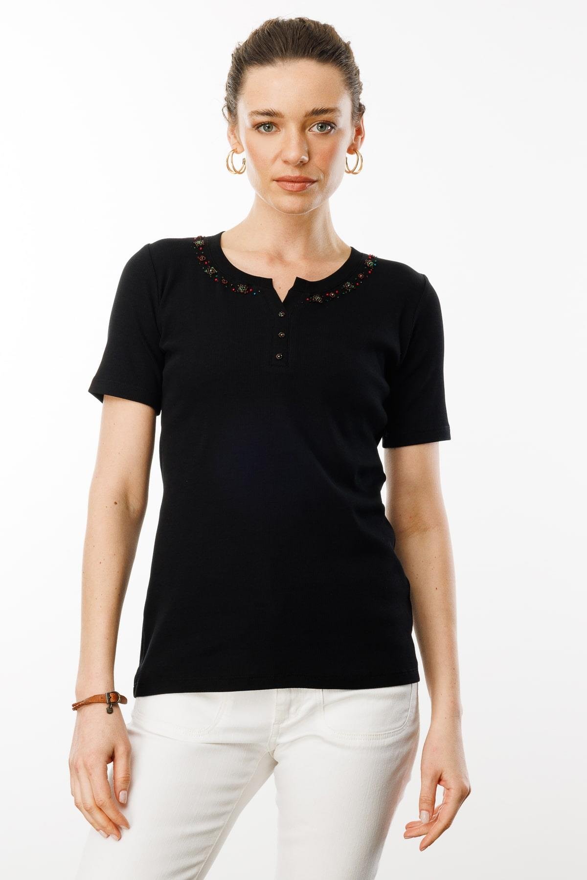 24754Kadın Açma Yaka Boncuk İşlemeli T-Shirt Siyah