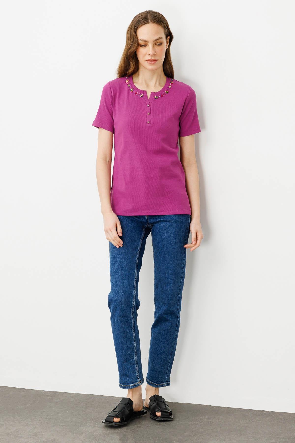 24754Kadın Açma Yaka Boncuk İşlemeli T-Shirt Sıklamen