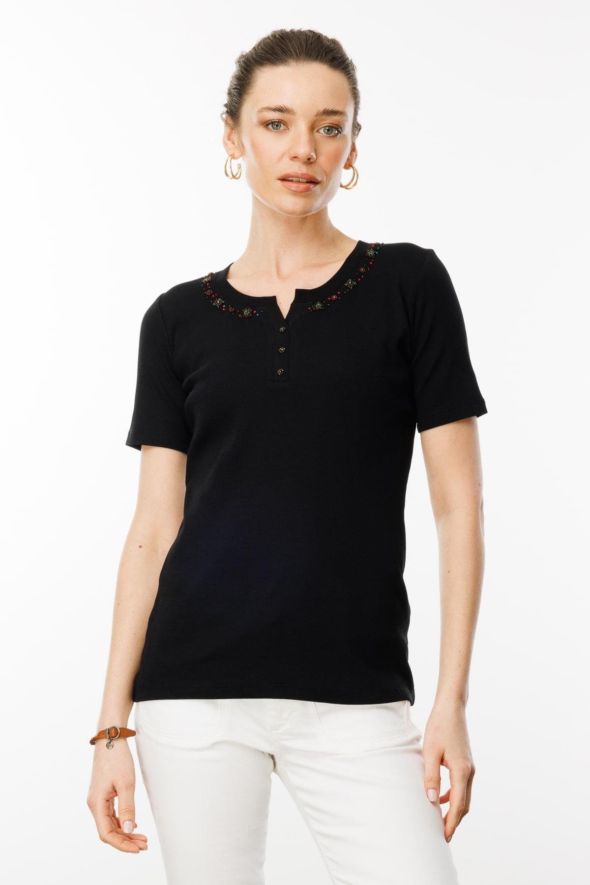 24754Kadın Açma Yaka Boncuk İşlemeli T-Shirt Siyah