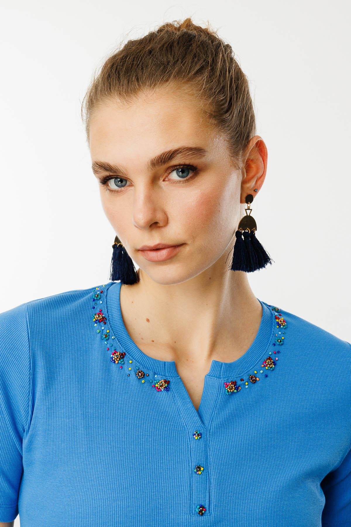 24754Kadın Açma Yaka Boncuk İşlemeli T-Shirt Mavi