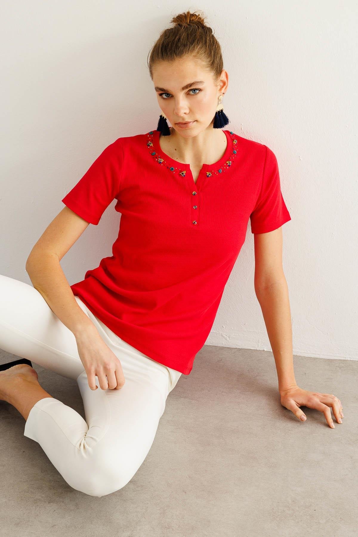 24754Kadın Açma Yaka Boncuk İşlemeli T-Shirt Kırmızı