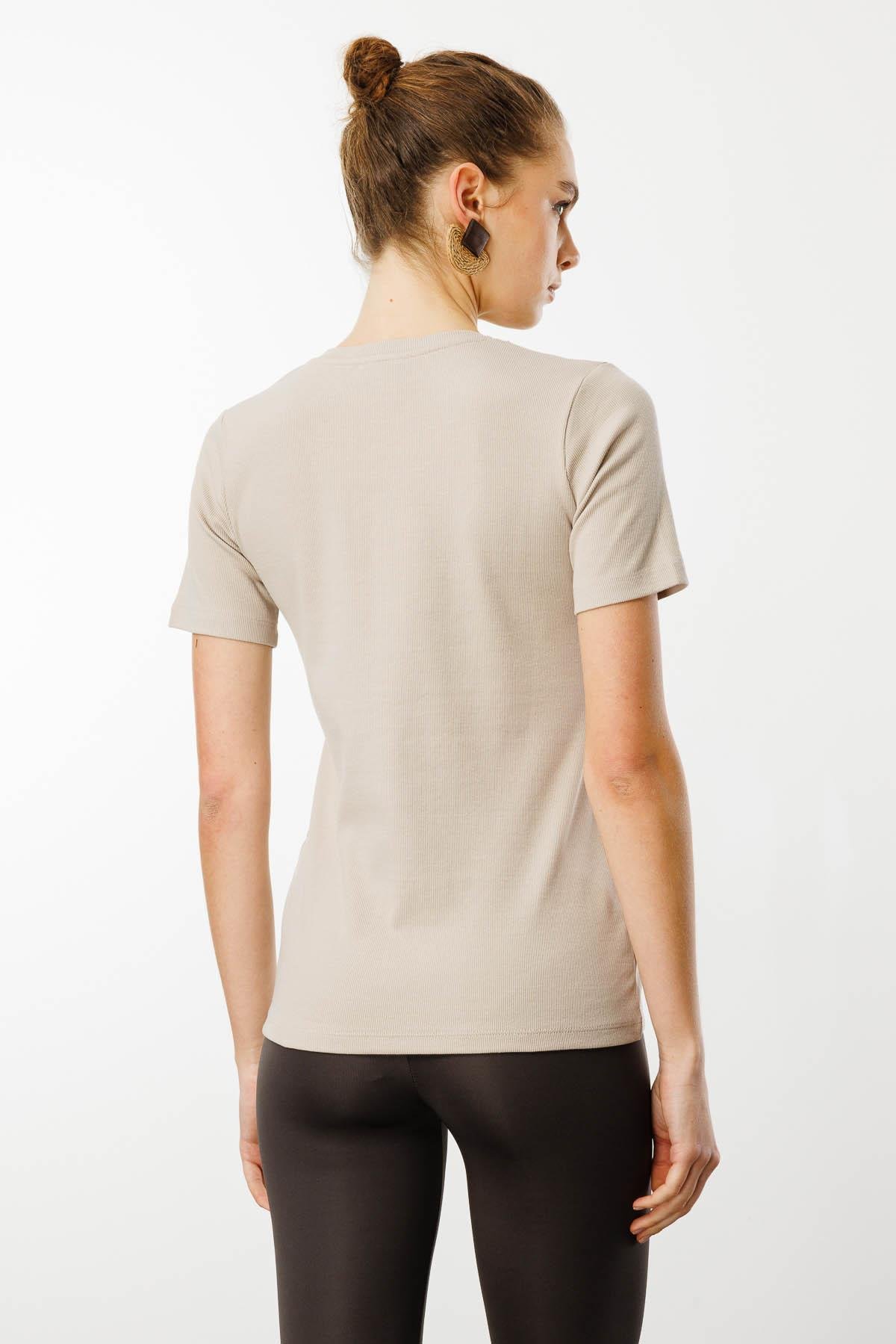 24754Kadın Açma Yaka Boncuk İşlemeli T-Shirt Bej