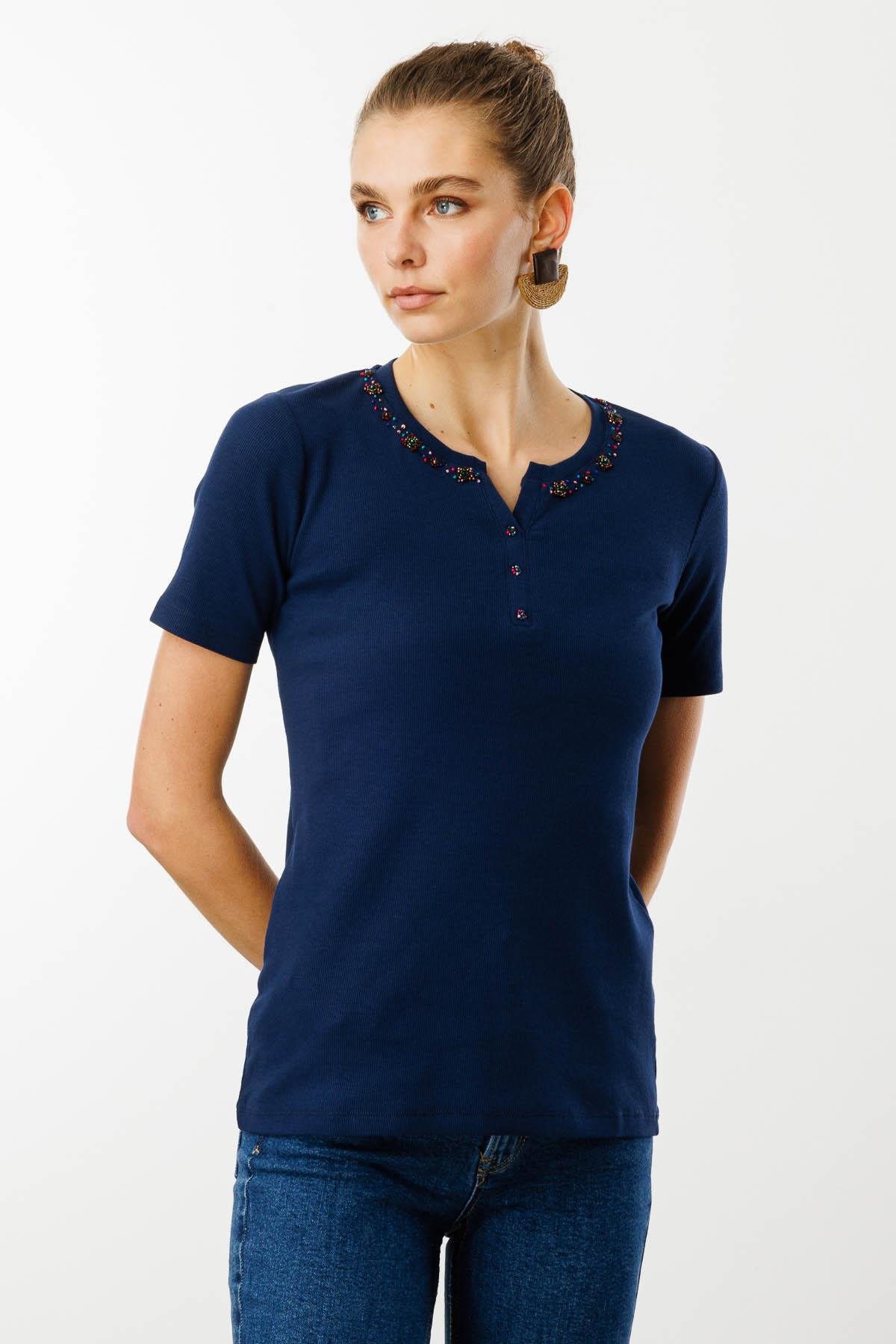 24754Kadın Açma Yaka Boncuk İşlemeli T-Shirt Lacivert
