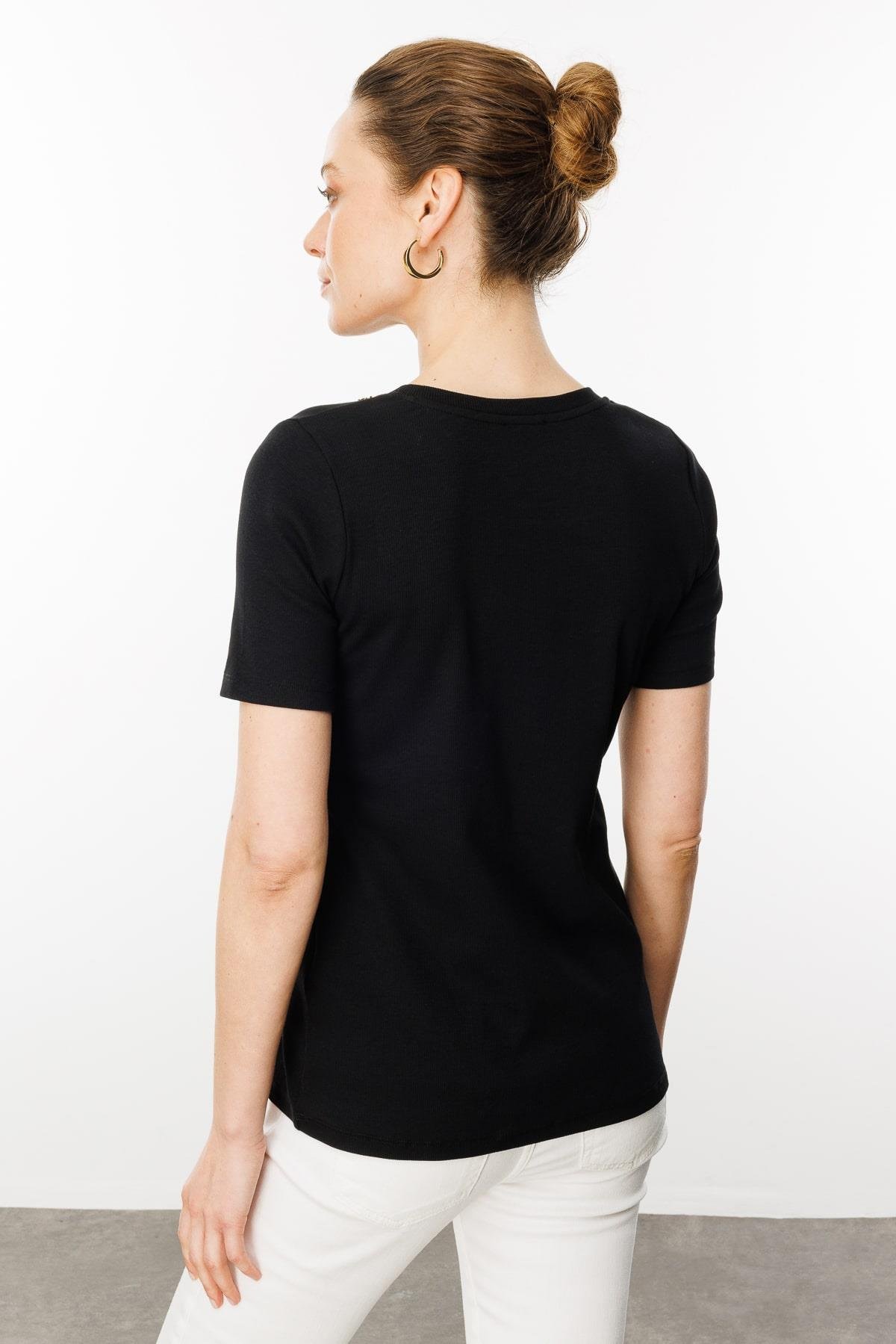 24754Kadın Açma Yaka Boncuk İşlemeli T-Shirt Siyah