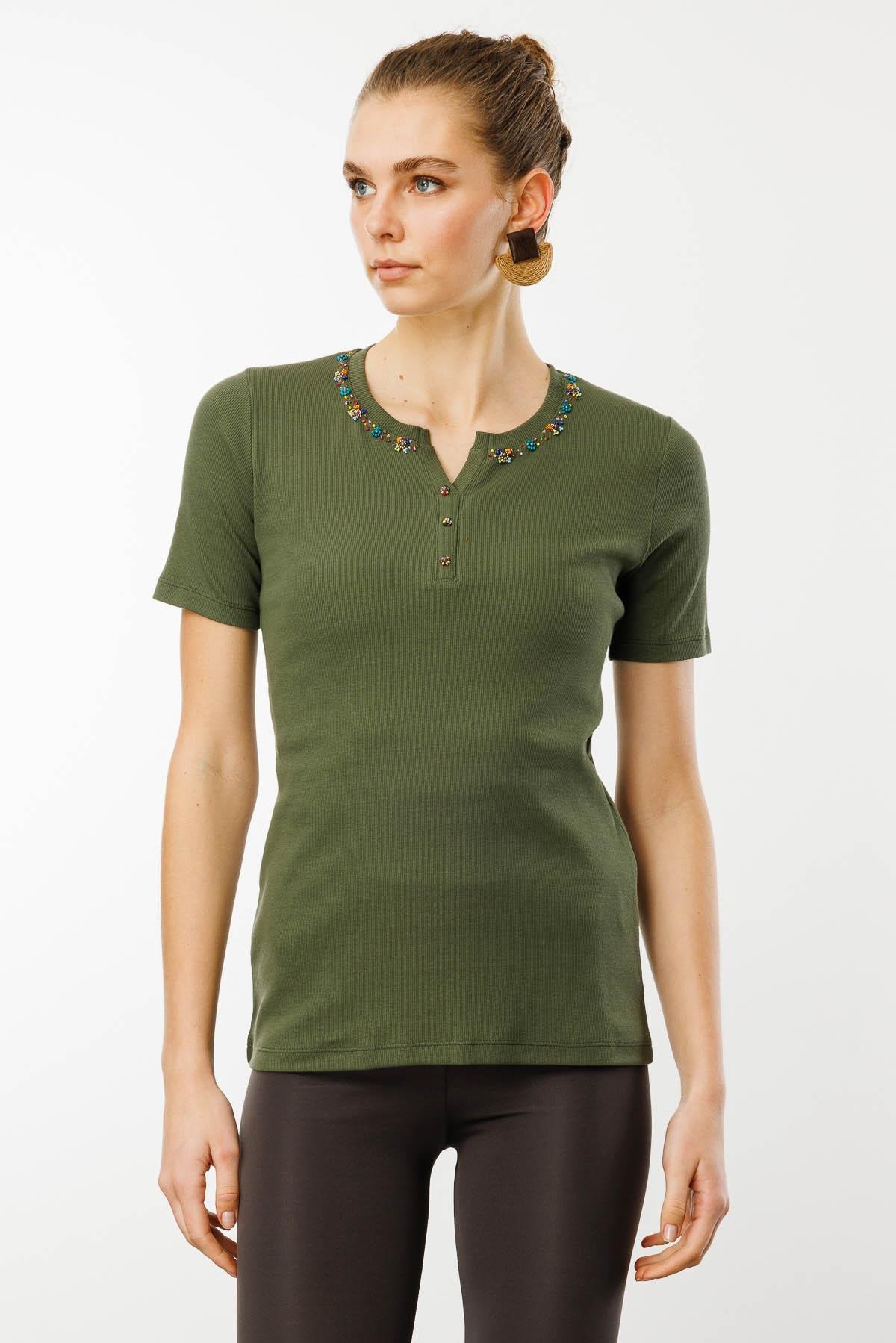 24754Kadın Açma Yaka Boncuk İşlemeli T-Shirt Haki