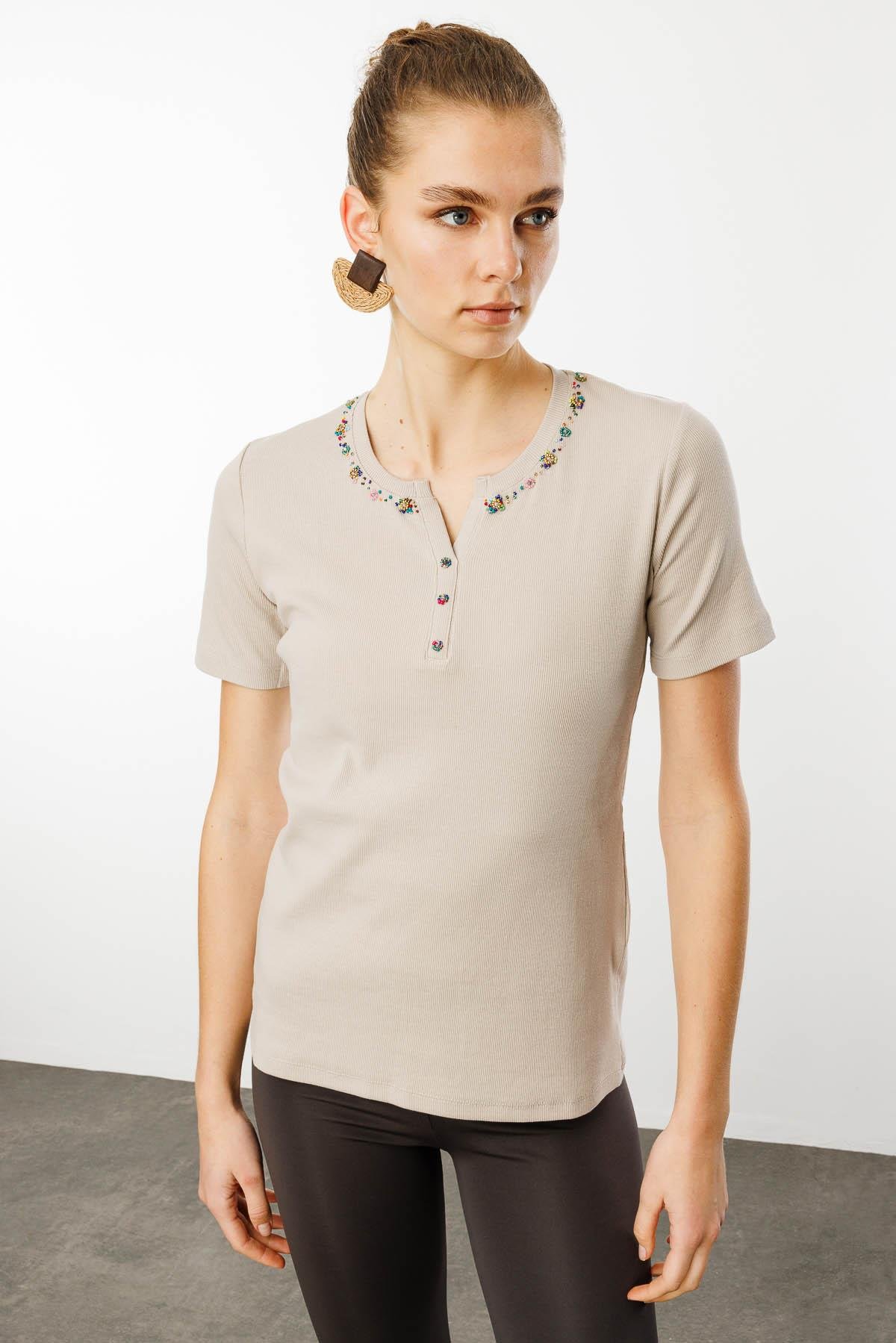 24754Kadın Açma Yaka Boncuk İşlemeli T-Shirt Bej