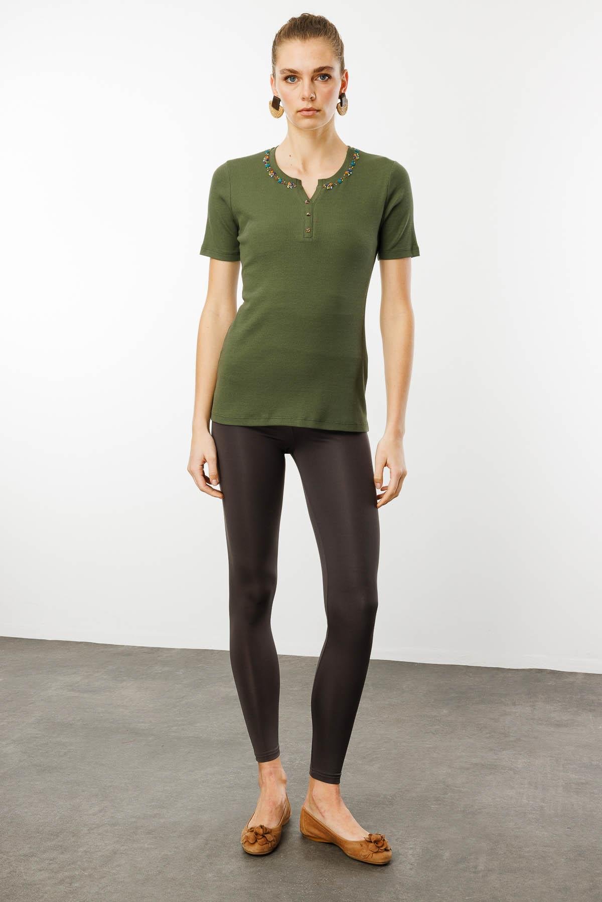 24754Kadın Açma Yaka Boncuk İşlemeli T-Shirt Haki