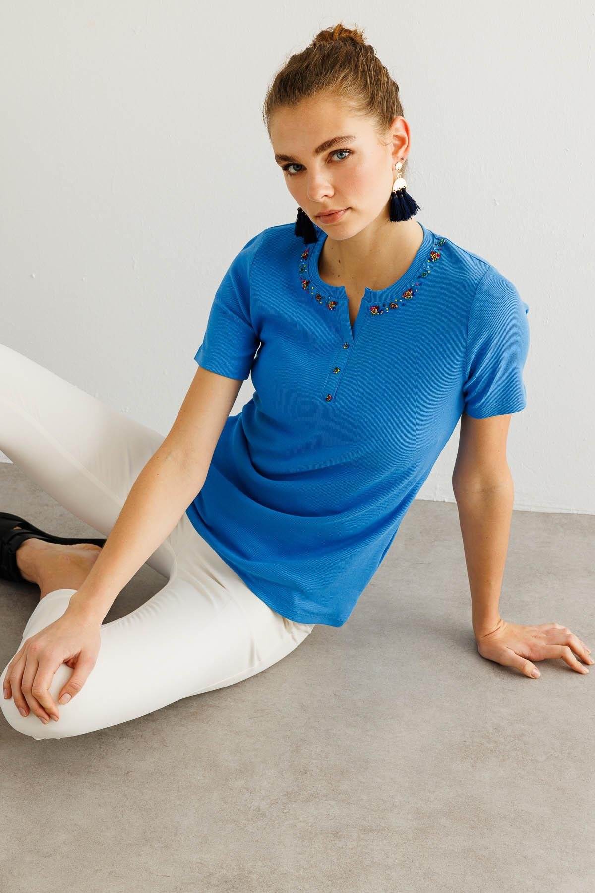 24754Kadın Açma Yaka Boncuk İşlemeli T-Shirt Mavi