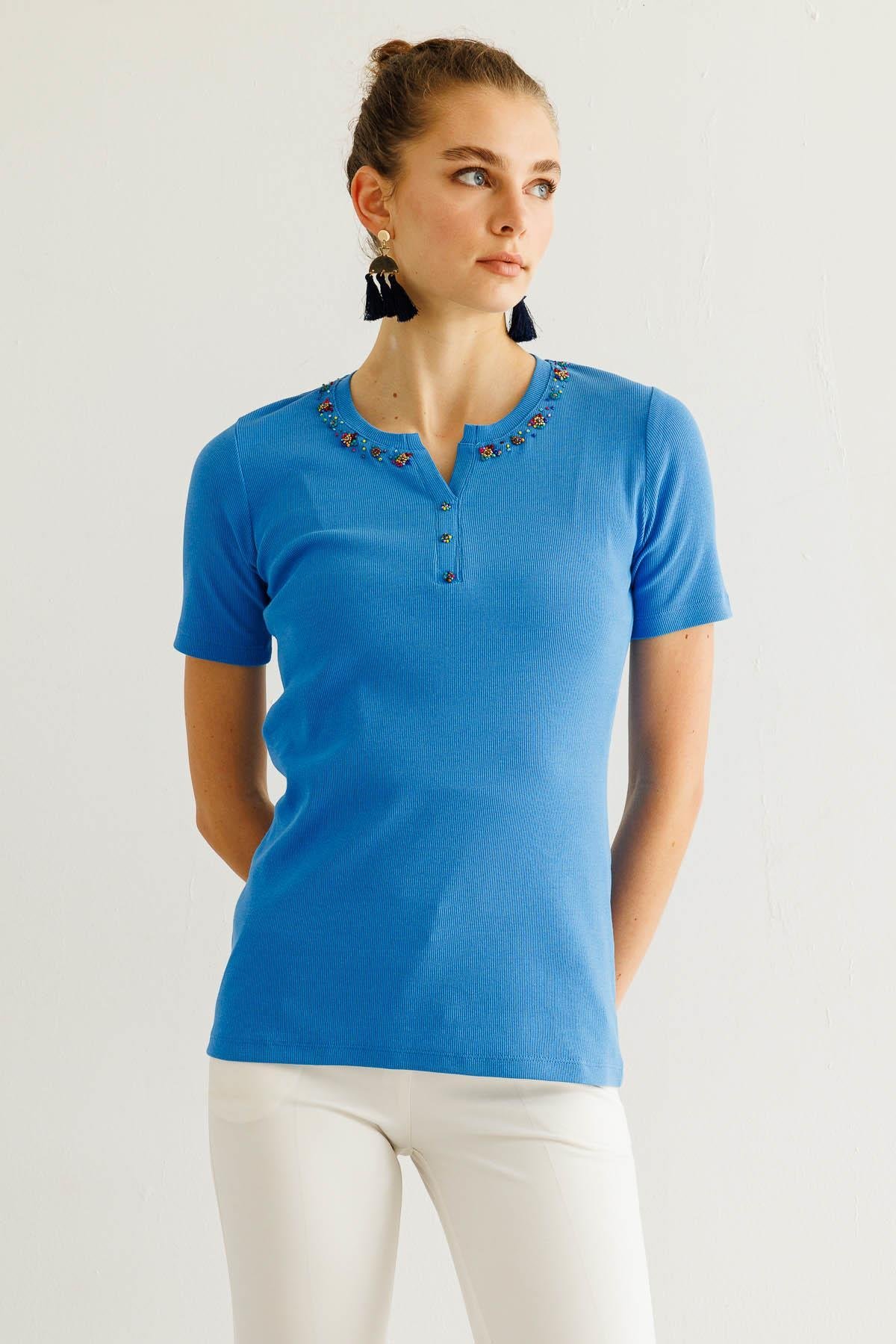 24754Kadın Açma Yaka Boncuk İşlemeli T-Shirt Mavi