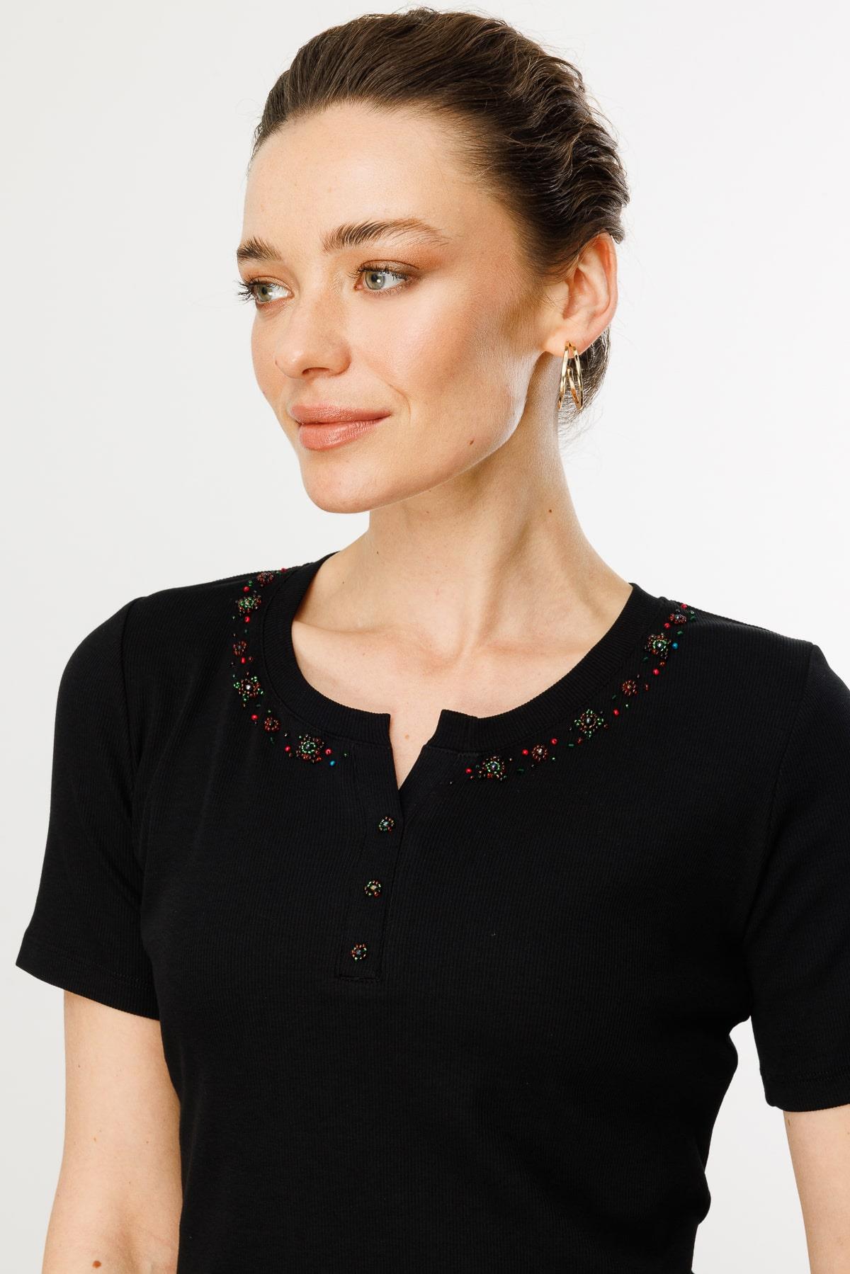 24754Kadın Açma Yaka Boncuk İşlemeli T-Shirt Siyah