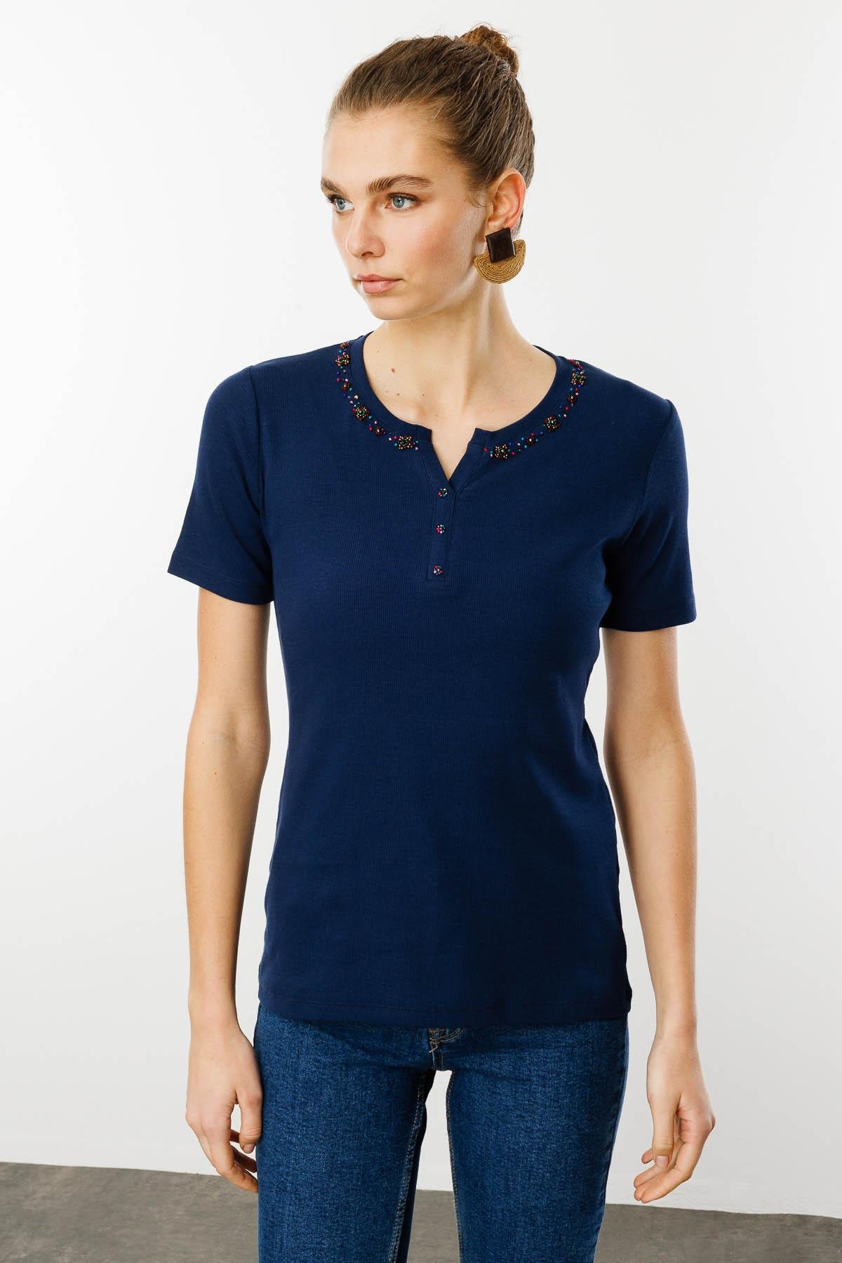 24754Kadın Açma Yaka Boncuk İşlemeli T-Shirt Lacivert