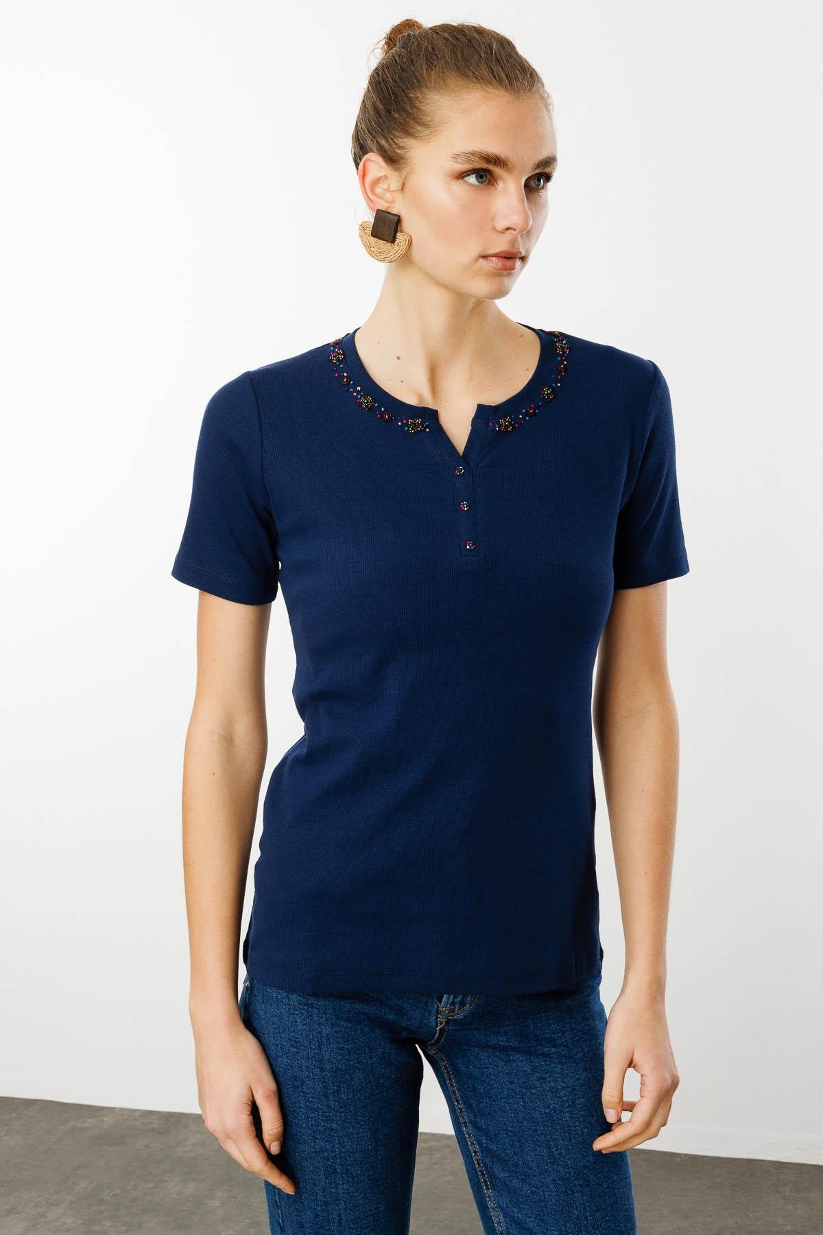 24754Kadın Açma Yaka Boncuk İşlemeli T-Shirt Lacivert