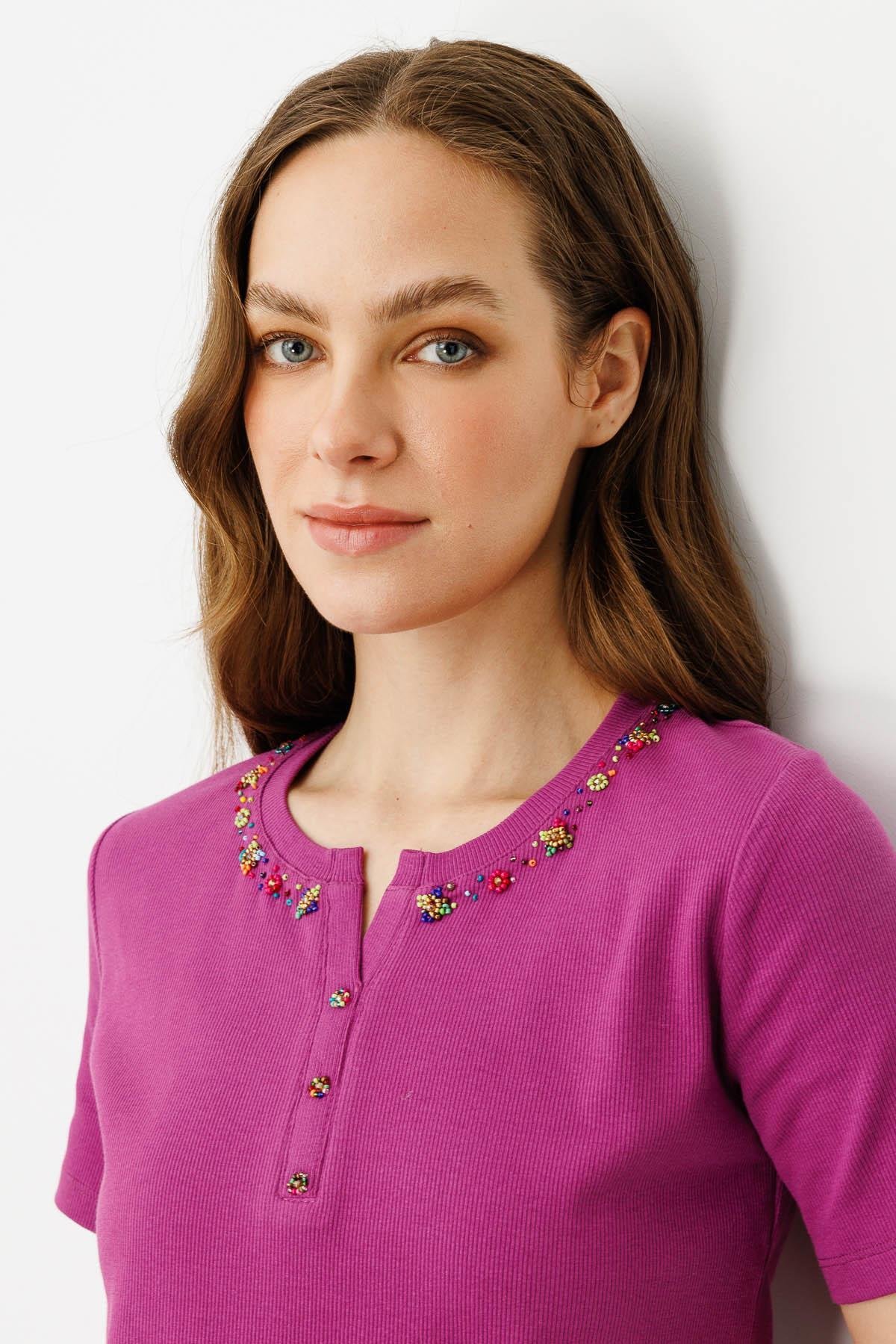 24754Kadın Açma Yaka Boncuk İşlemeli T-Shirt Sıklamen