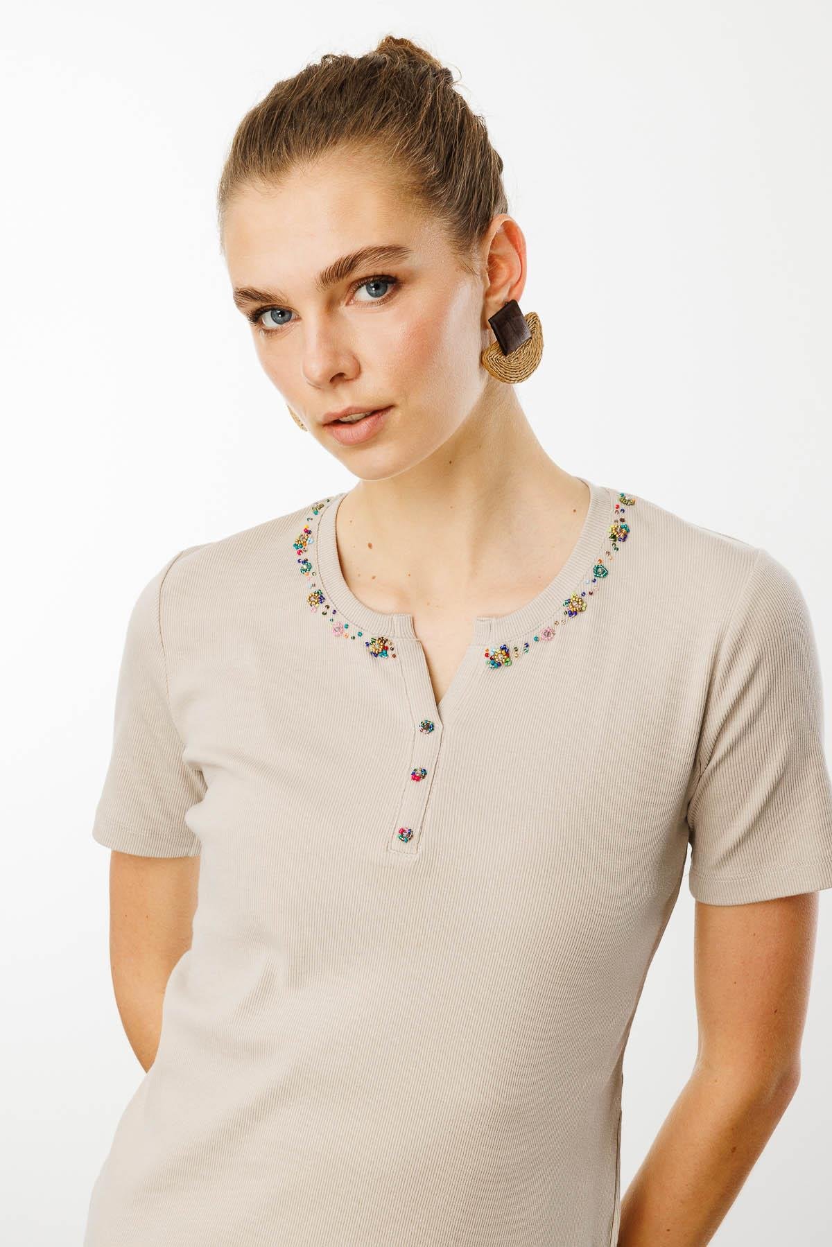 24754Kadın Açma Yaka Boncuk İşlemeli T-Shirt Bej