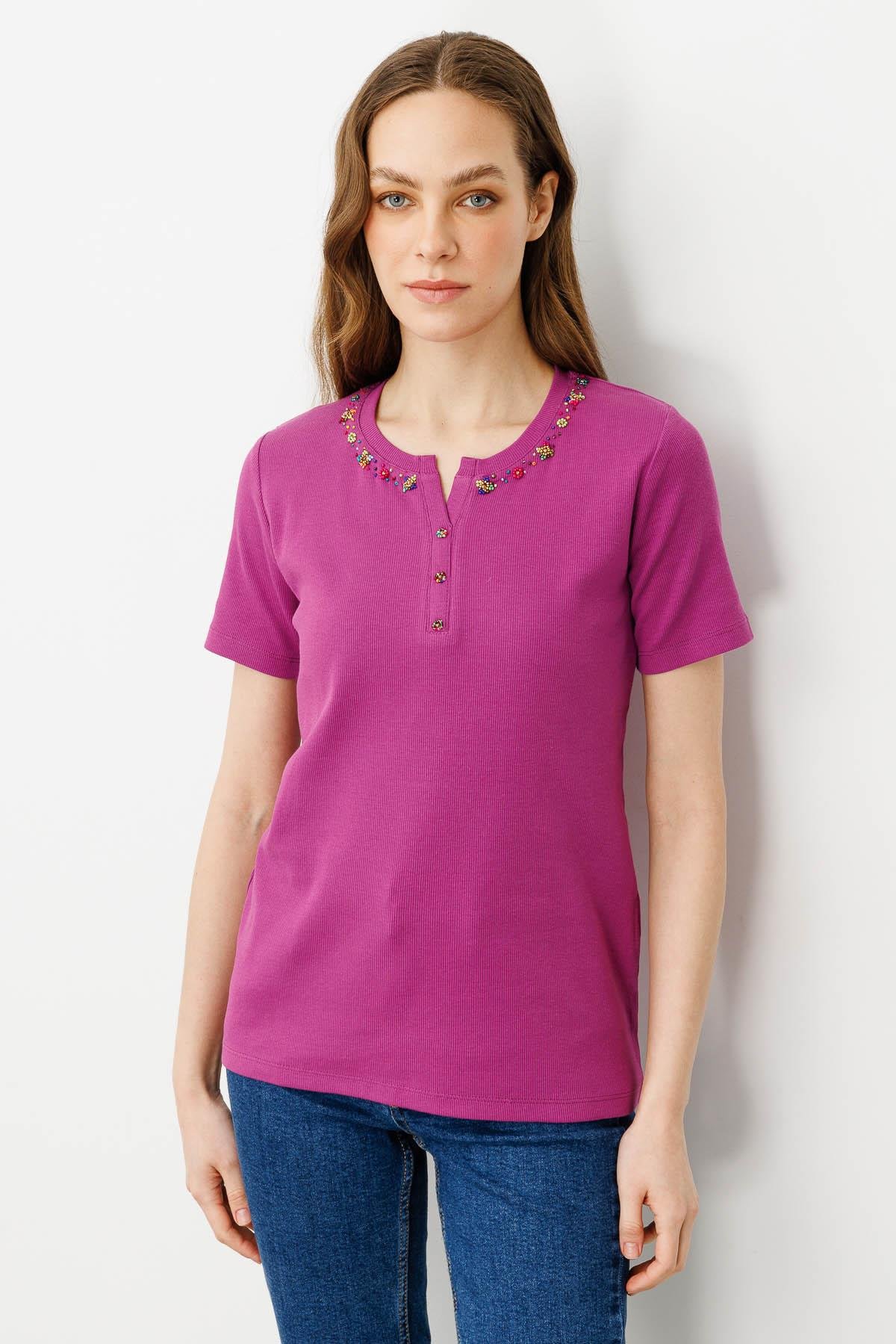 24754Kadın Açma Yaka Boncuk İşlemeli T-Shirt Sıklamen