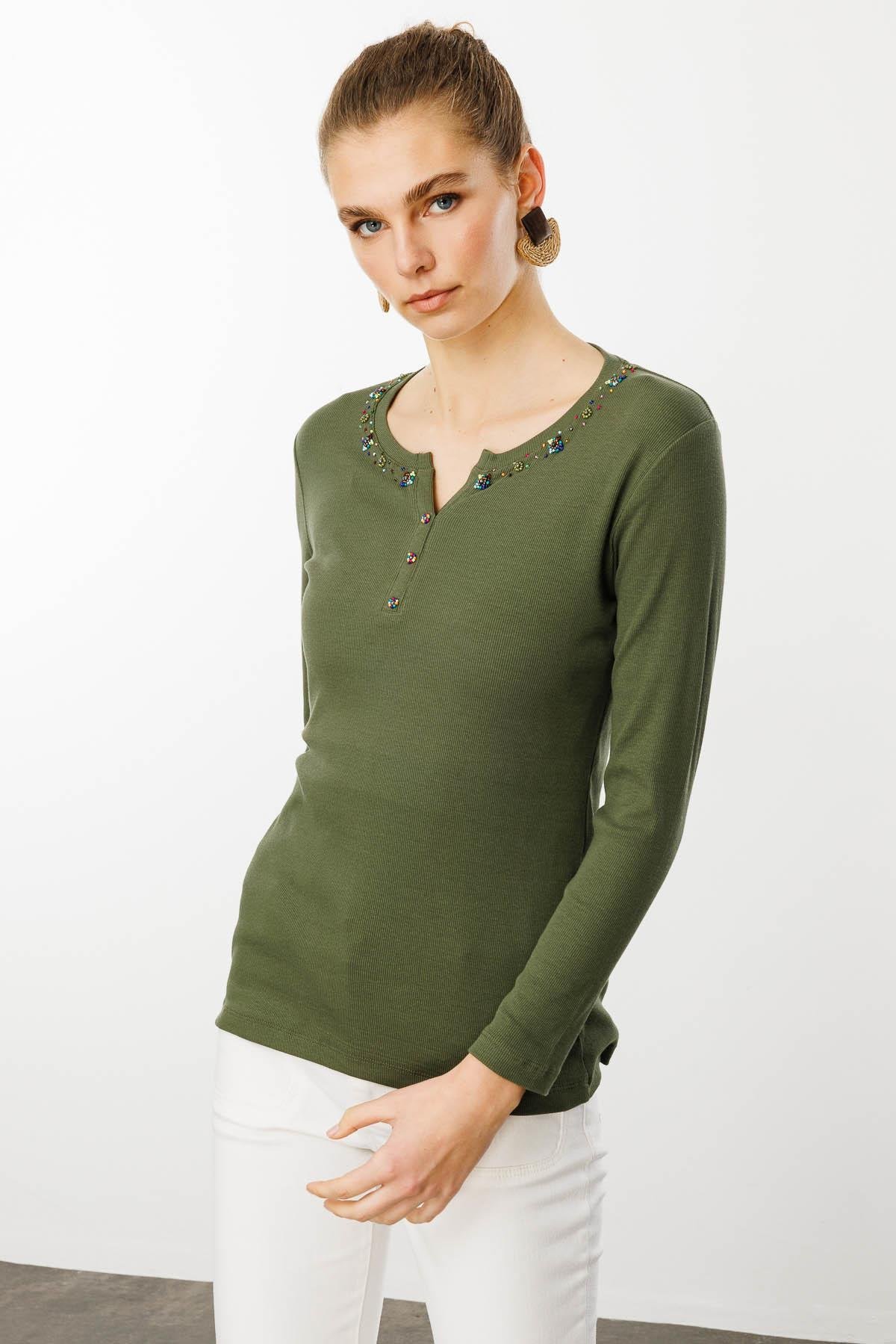 24755Kadın Açma Yaka Boncuk İşlemeli Penye Bluz Haki